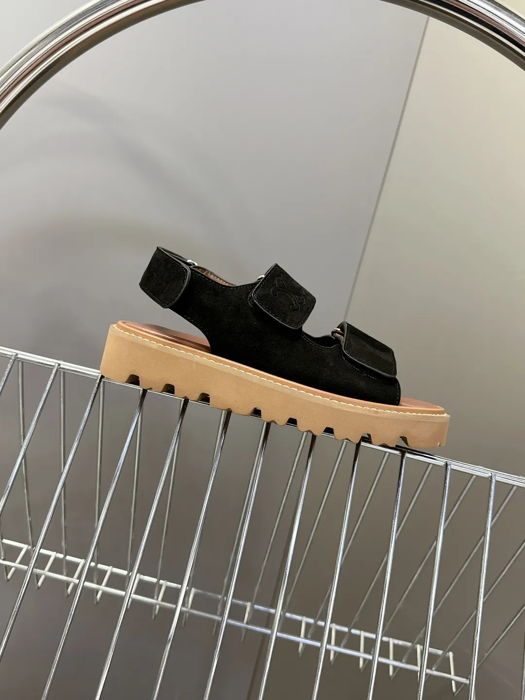 CELINE 黒 レトロなローマのスリッパ 新作 - 画像 (6)