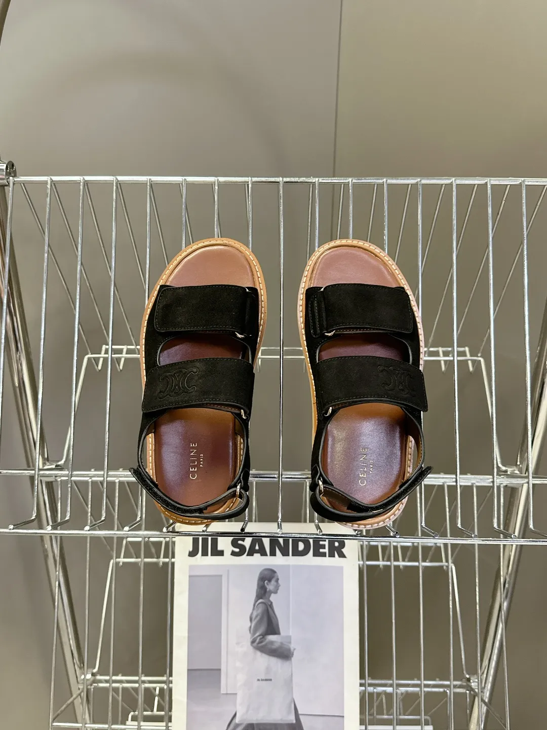 CELINE 黒 レトロなローマのスリッパ 新作 - 画像 (7)