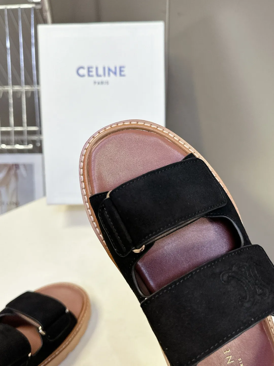 CELINE 黒 レトロなローマのスリッパ 新作 - 画像 (8)
