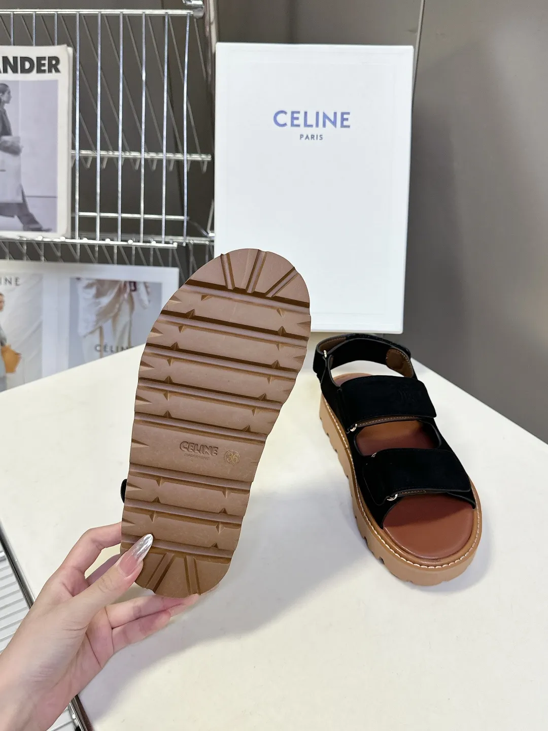 CELINE 黒 レトロなローマのスリッパ 新作 - 画像 (10)