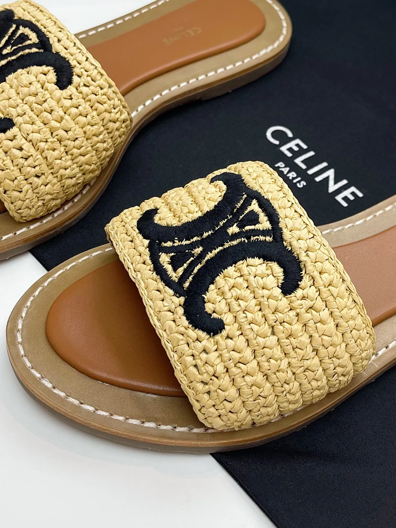 CELINE パリ 25凱旋門スリッパ ベージュ 新作 - 画像 (9)