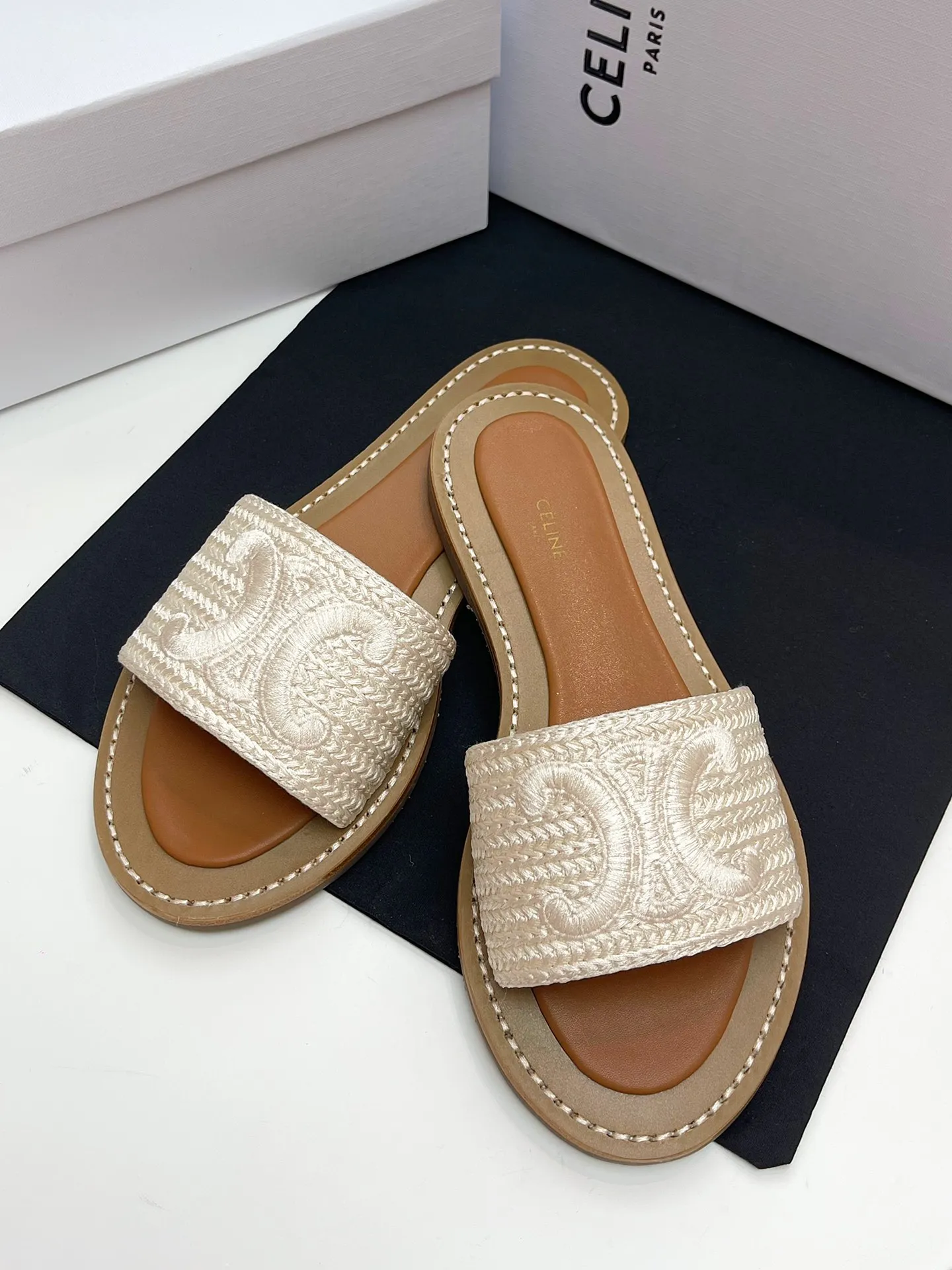 CELINE パリ 凱旋門スリッパ ベージュ 新作 - 画像 (3)
