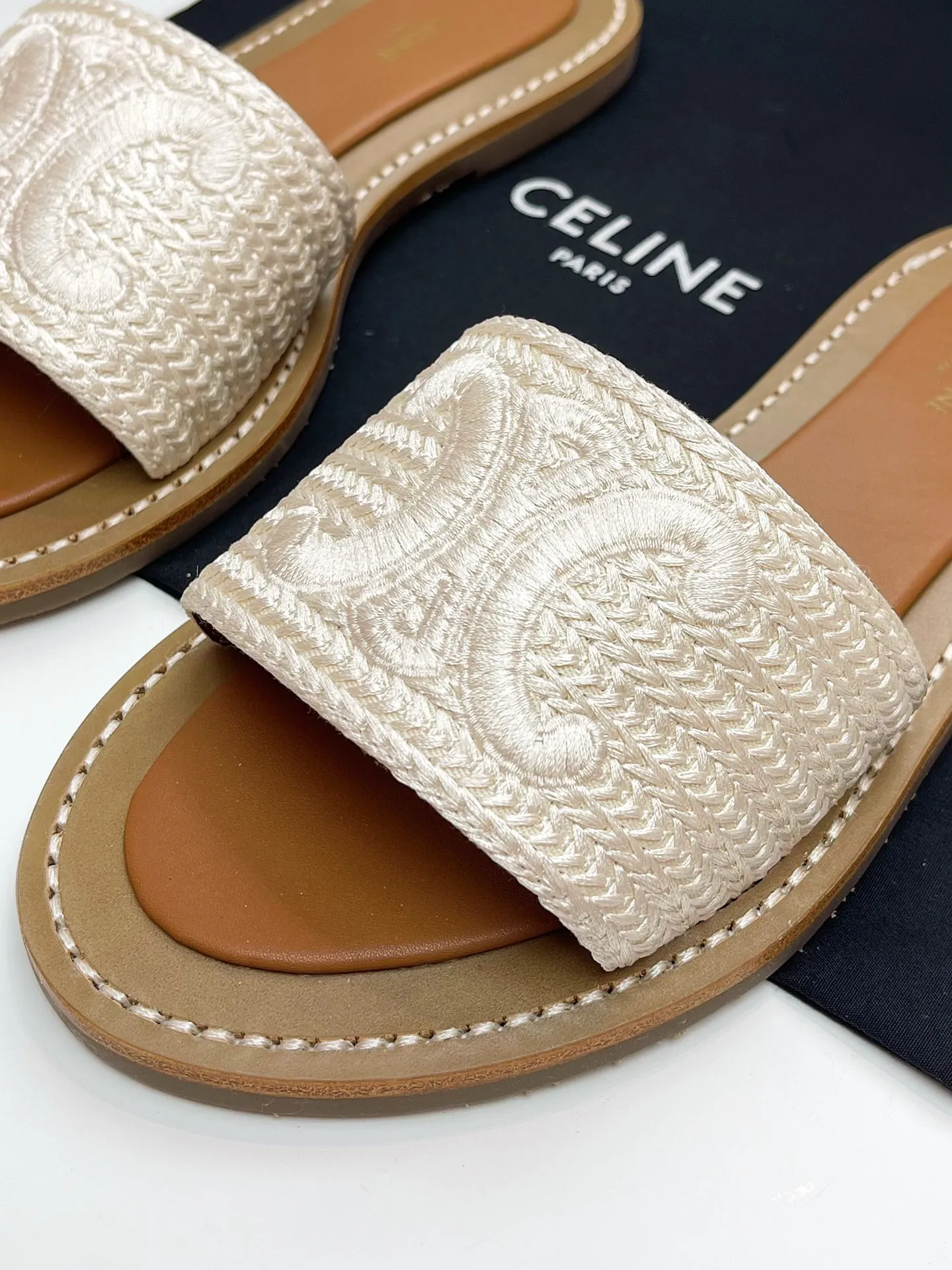 CELINE パリ 凱旋門スリッパ ベージュ 新作 - 画像 (5)