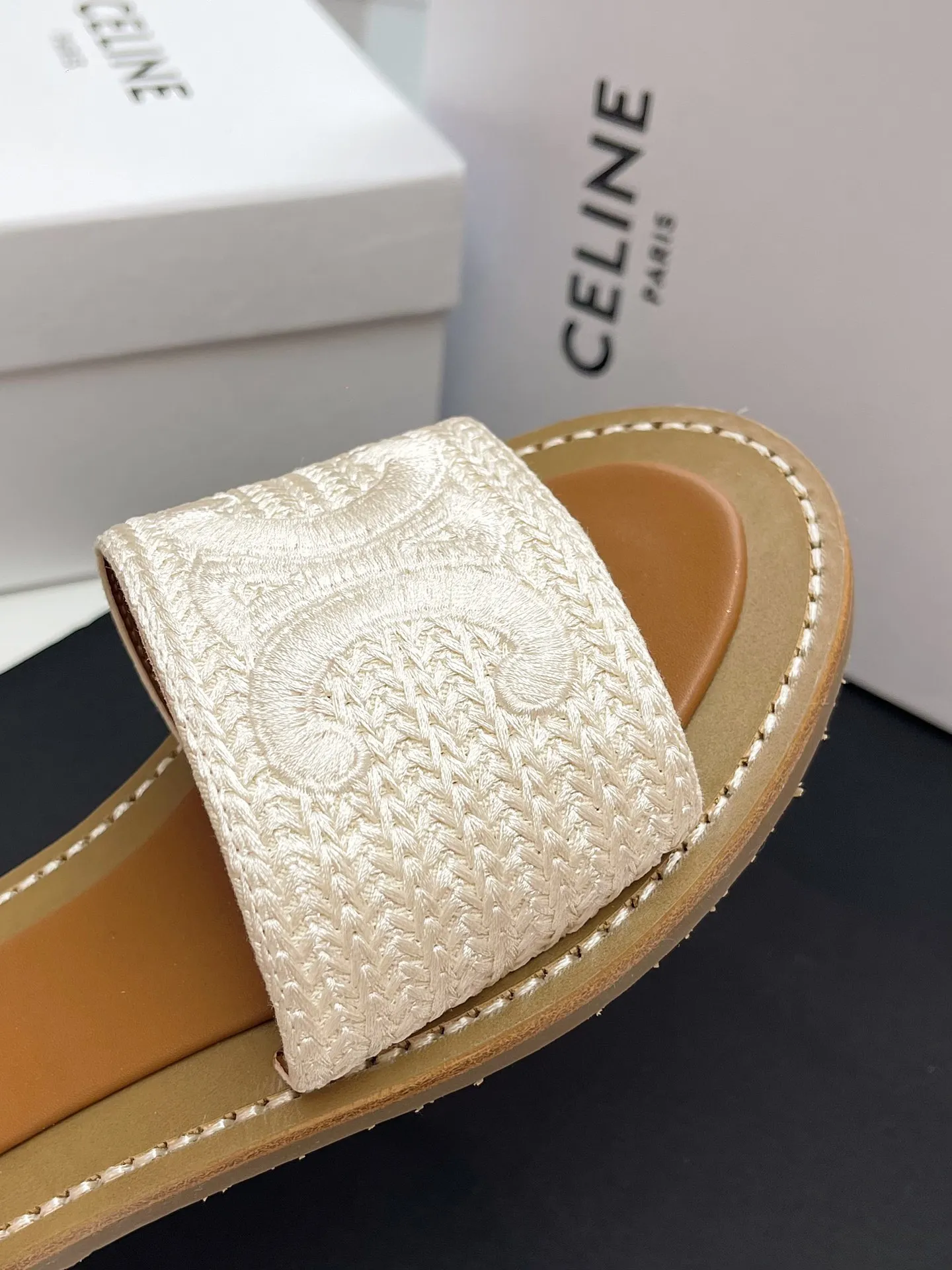 CELINE パリ 凱旋門スリッパ ベージュ 新作 - 画像 (7)