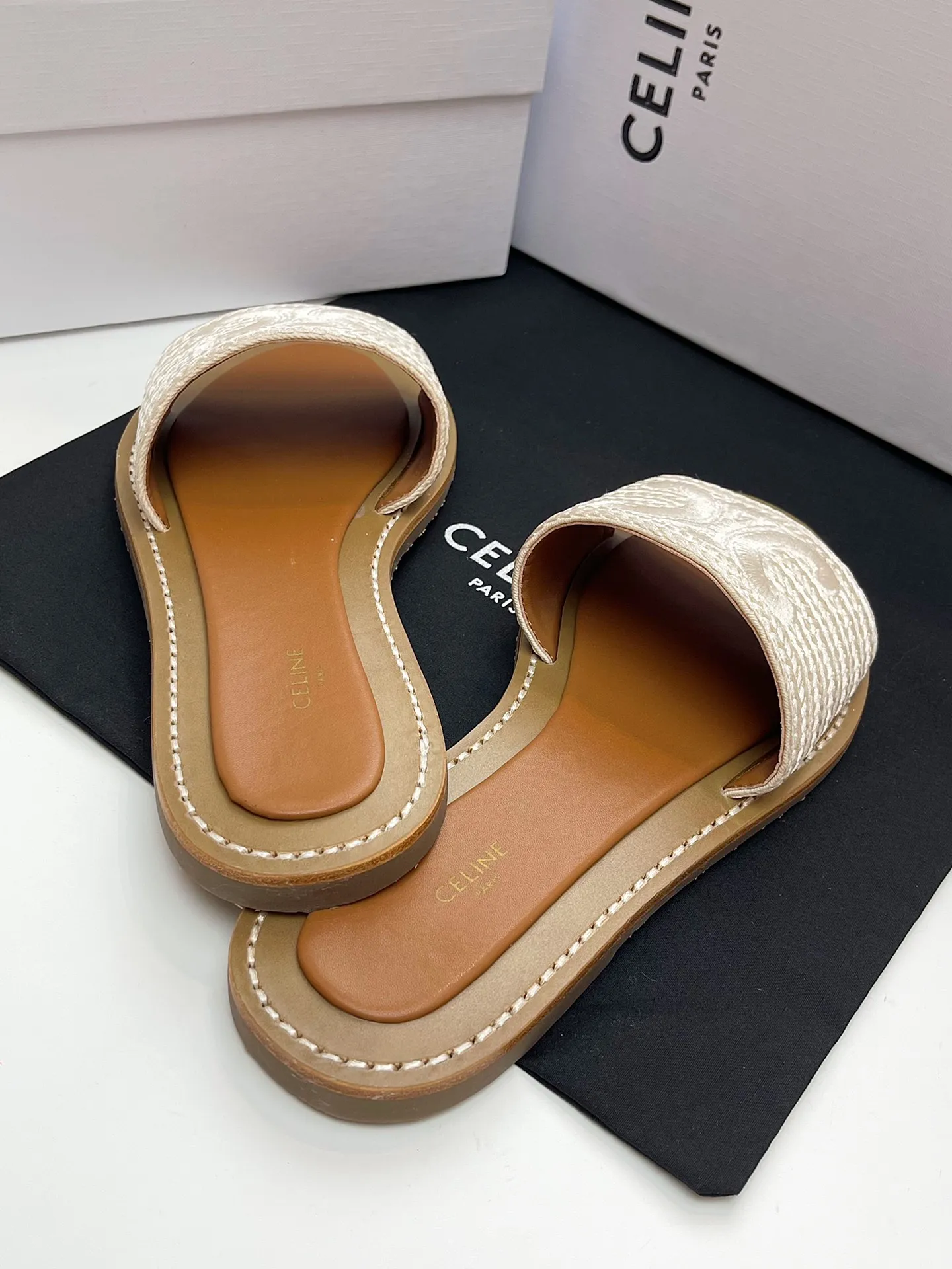 CELINE パリ 凱旋門スリッパ ベージュ 新作 - 画像 (8)