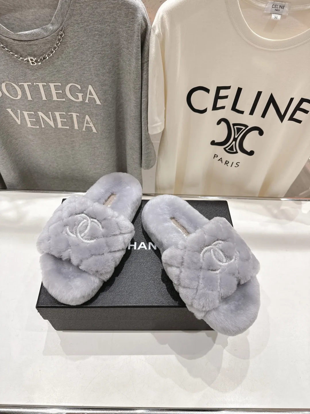 CHANEL グレーの毛皮のスリッパ 新作 - 画像 (3)