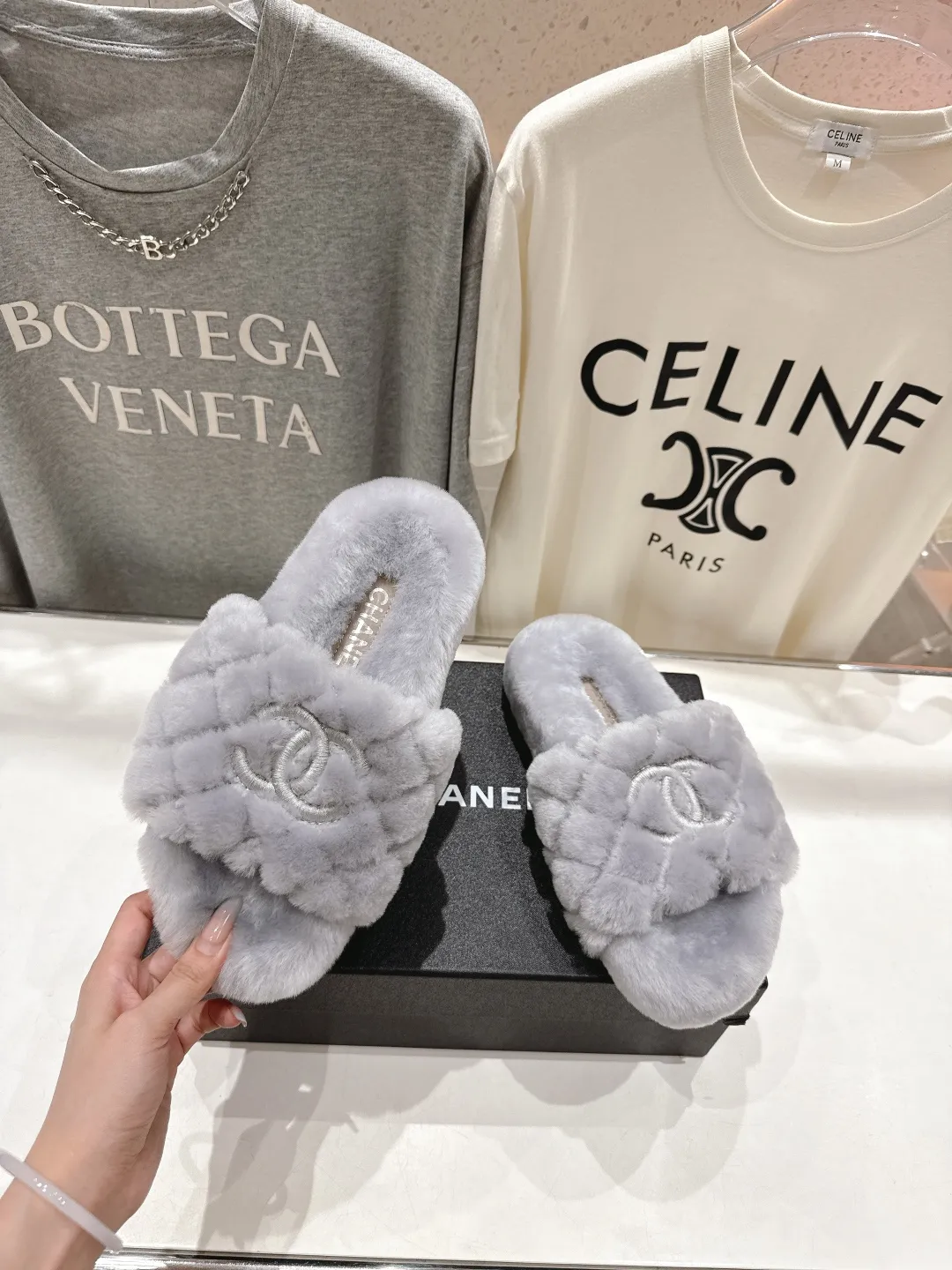 CHANEL グレーの毛皮のスリッパ 新作 - 画像 (4)