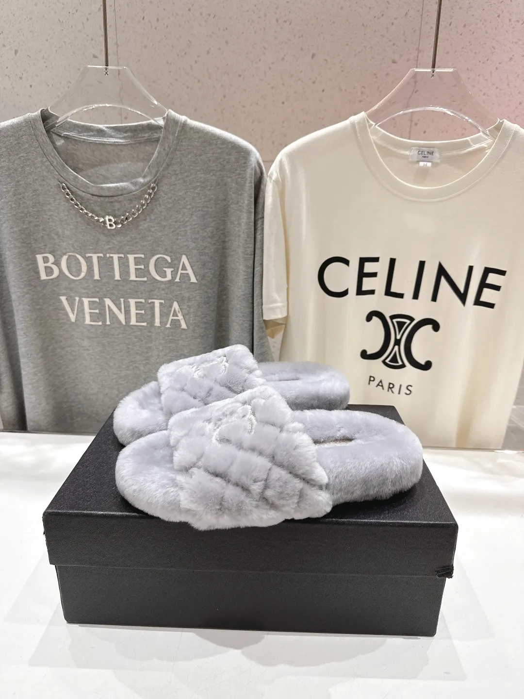 CHANEL グレーの毛皮のスリッパ 新作 - 画像 (5)