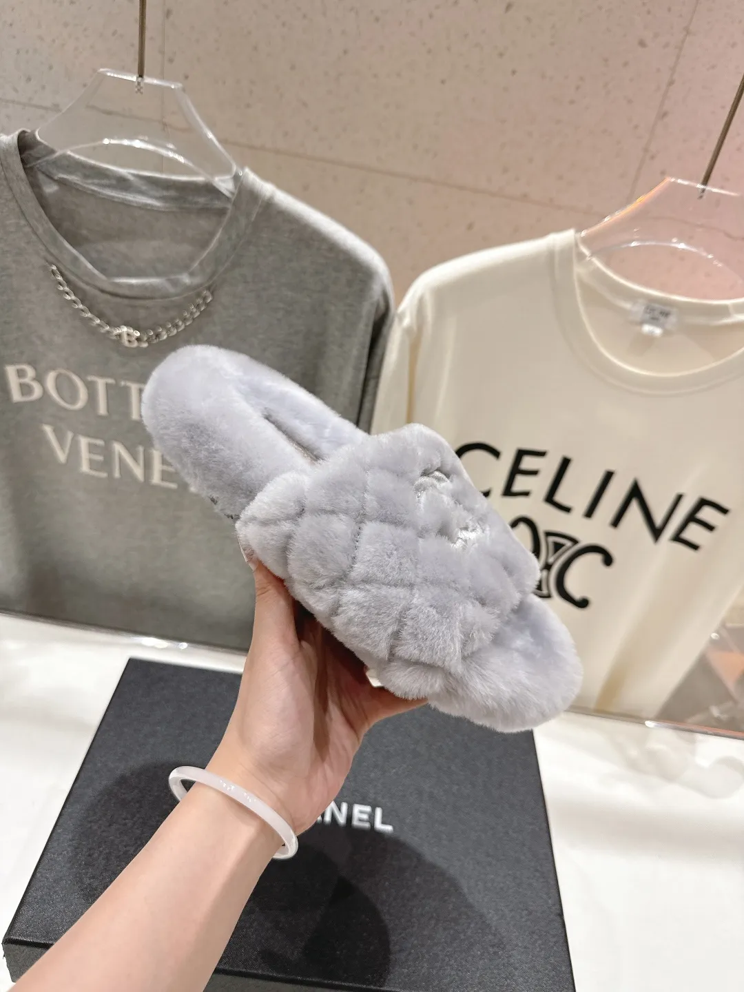 CHANEL グレーの毛皮のスリッパ 新作 - 画像 (6)