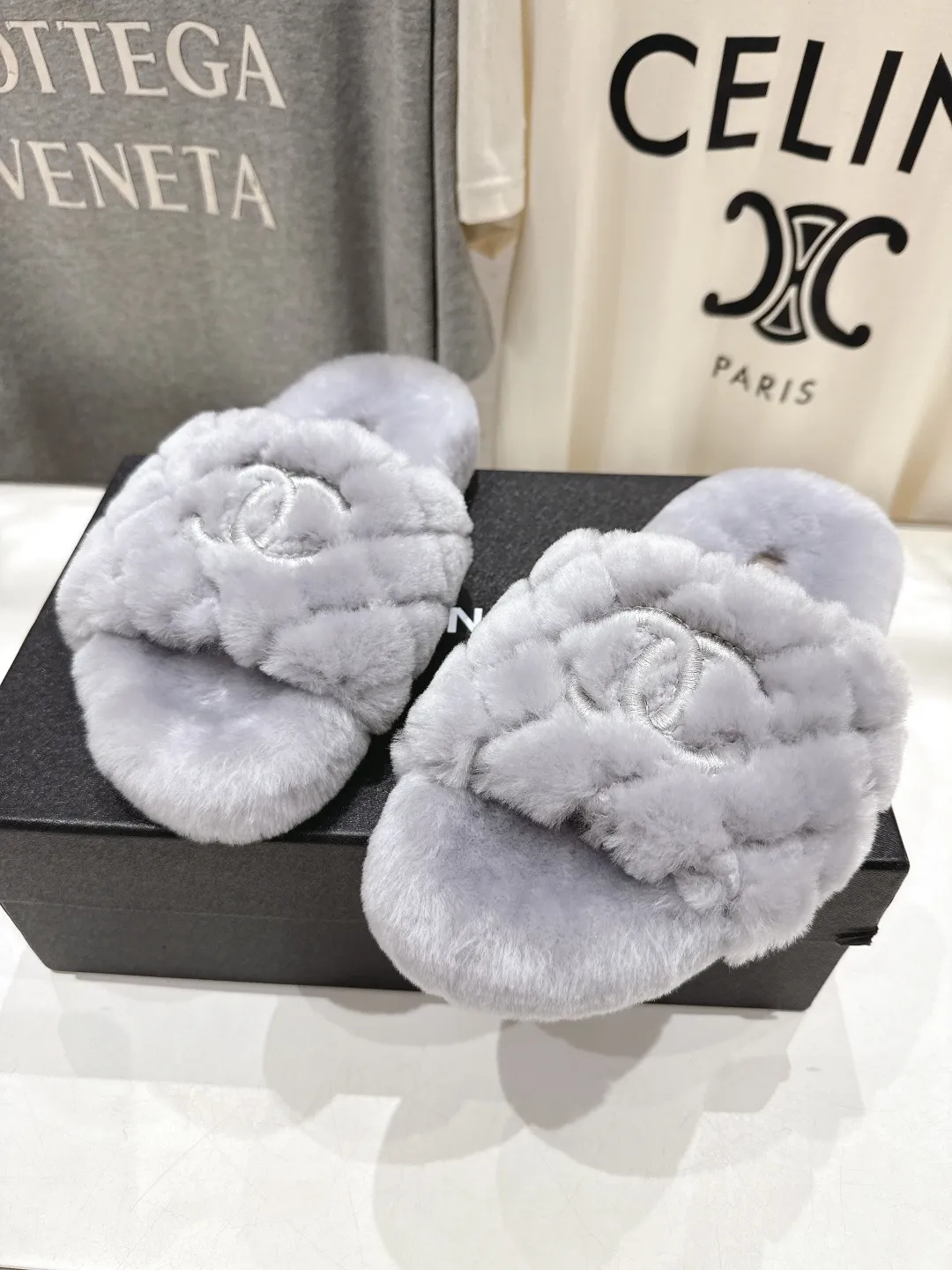 CHANEL グレーの毛皮のスリッパ 新作 - 画像 (7)