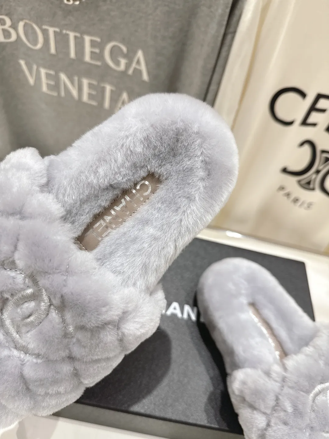 CHANEL グレーの毛皮のスリッパ 新作 - 画像 (8)