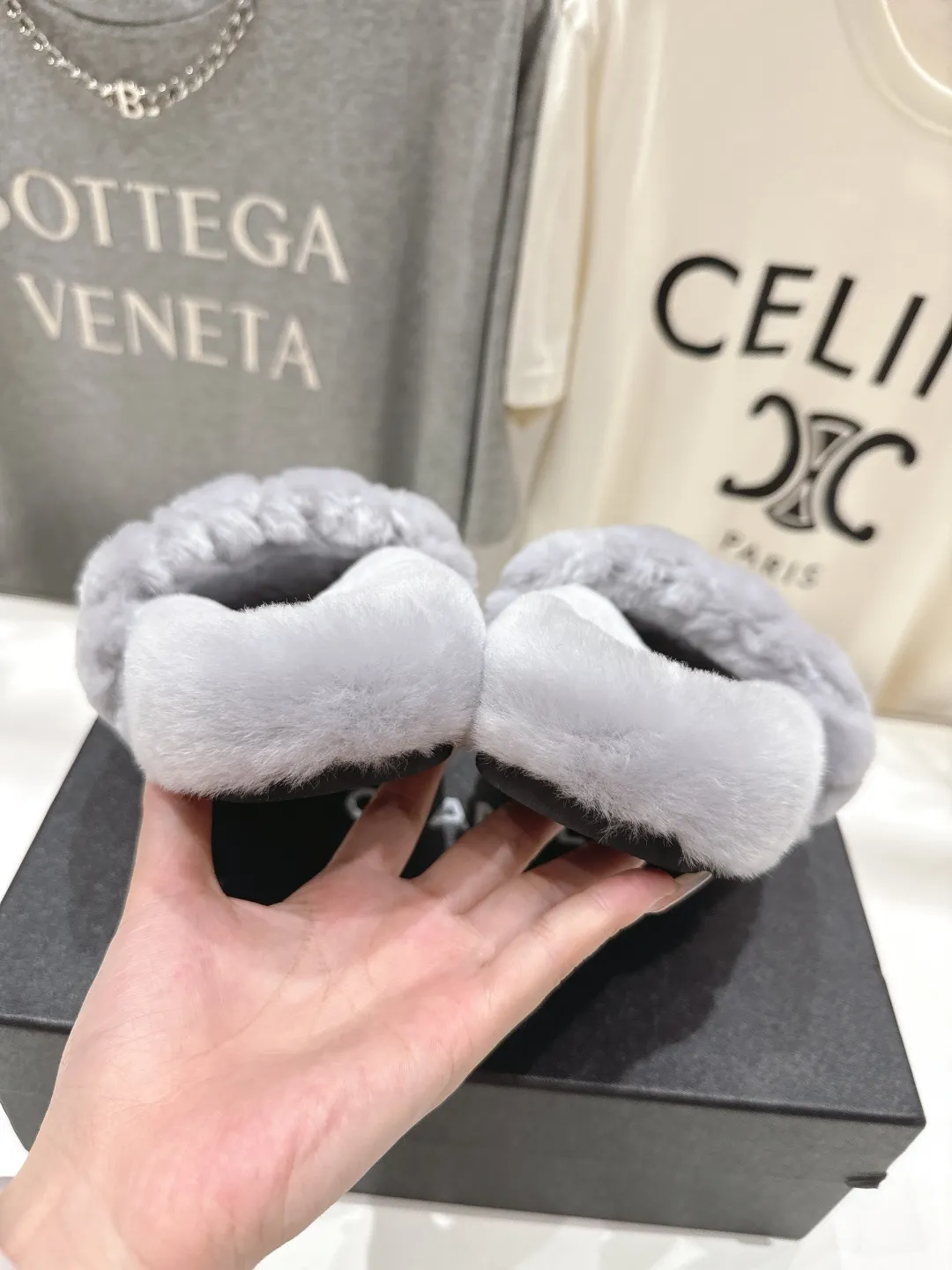 CHANEL グレーの毛皮のスリッパ 新作 - 画像 (9)