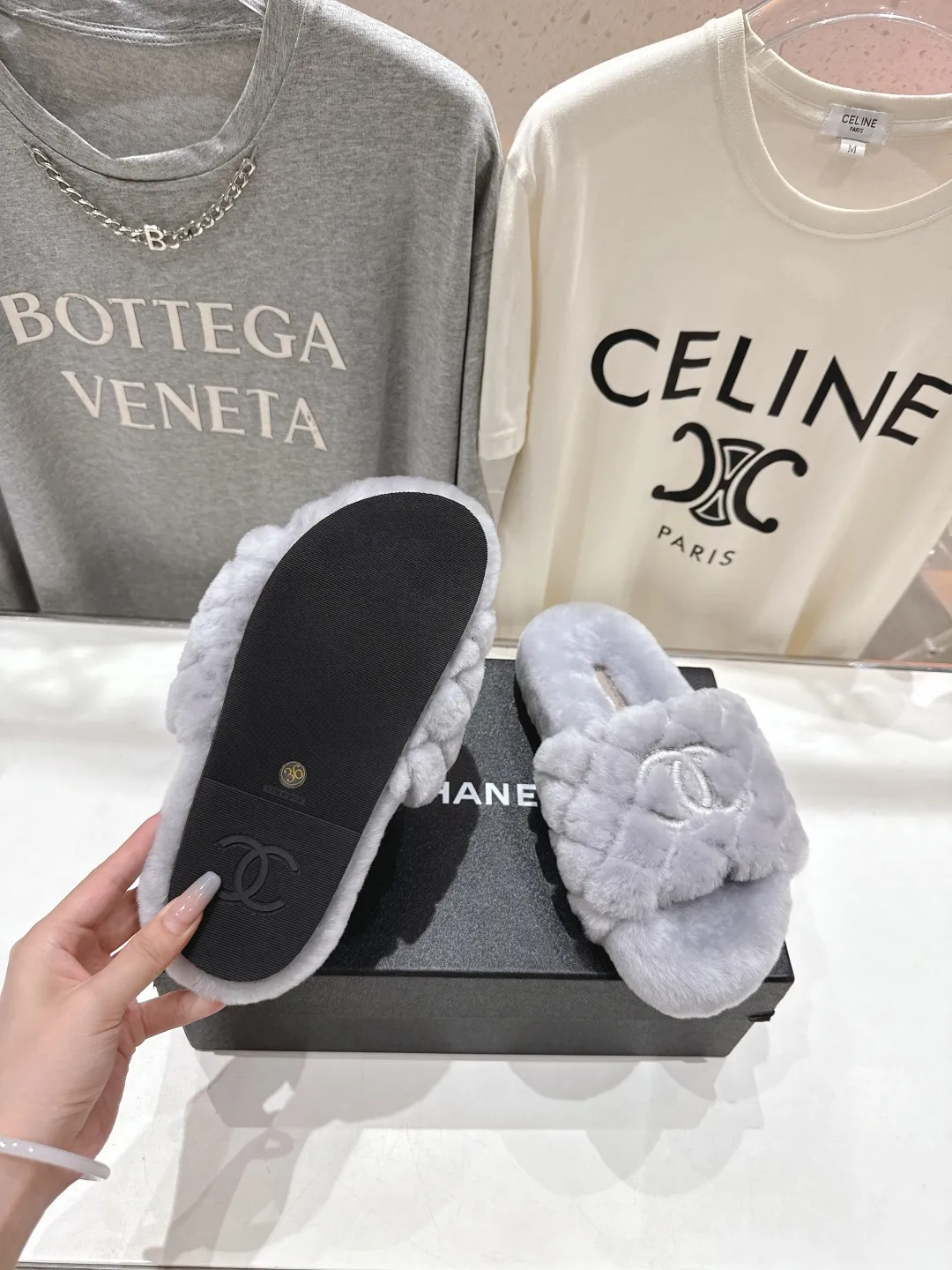 CHANEL グレーの毛皮のスリッパ 新作 - 画像 (10)