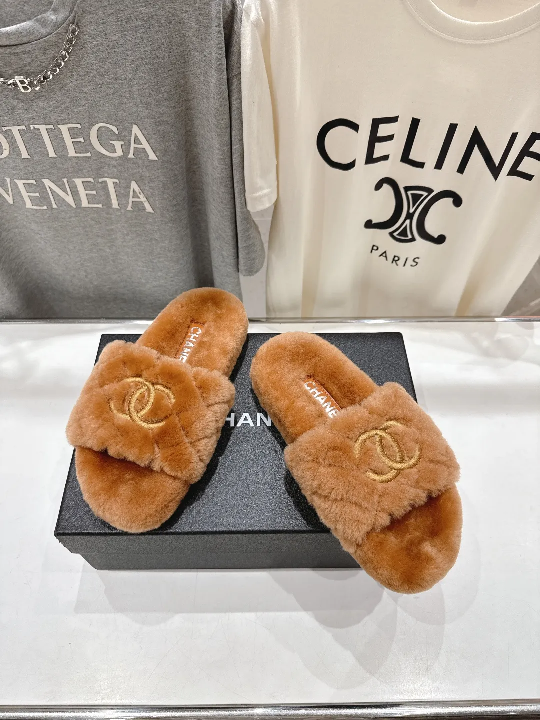 CHANEL 茶色毛皮のスリッパ新作 - 画像 (3)