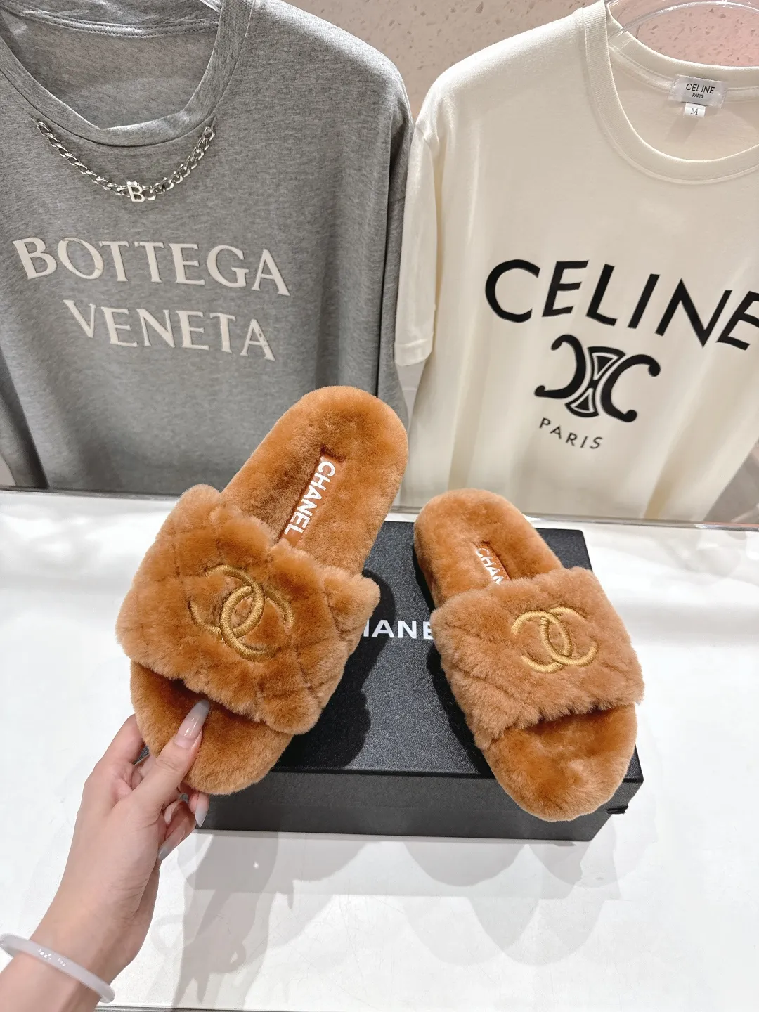 CHANEL 茶色毛皮のスリッパ新作 - 画像 (4)