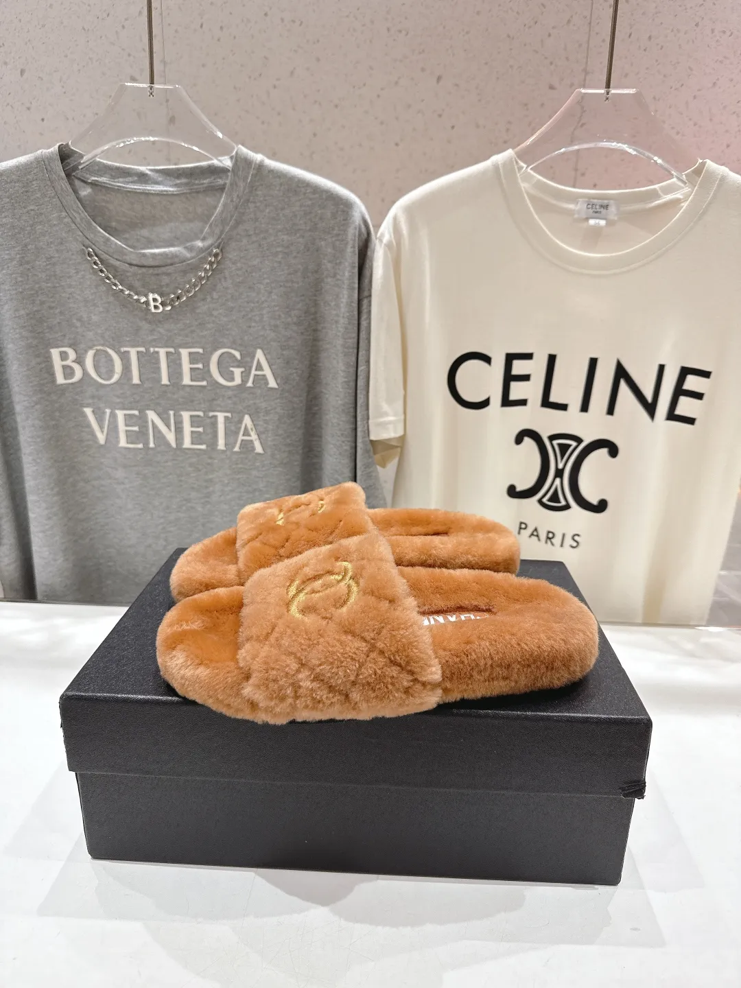 CHANEL 茶色毛皮のスリッパ新作 - 画像 (5)