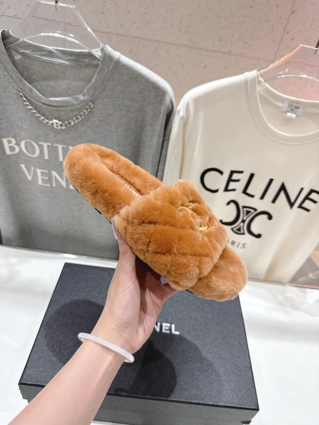 CHANEL 茶色毛皮のスリッパ新作 - 画像 (6)