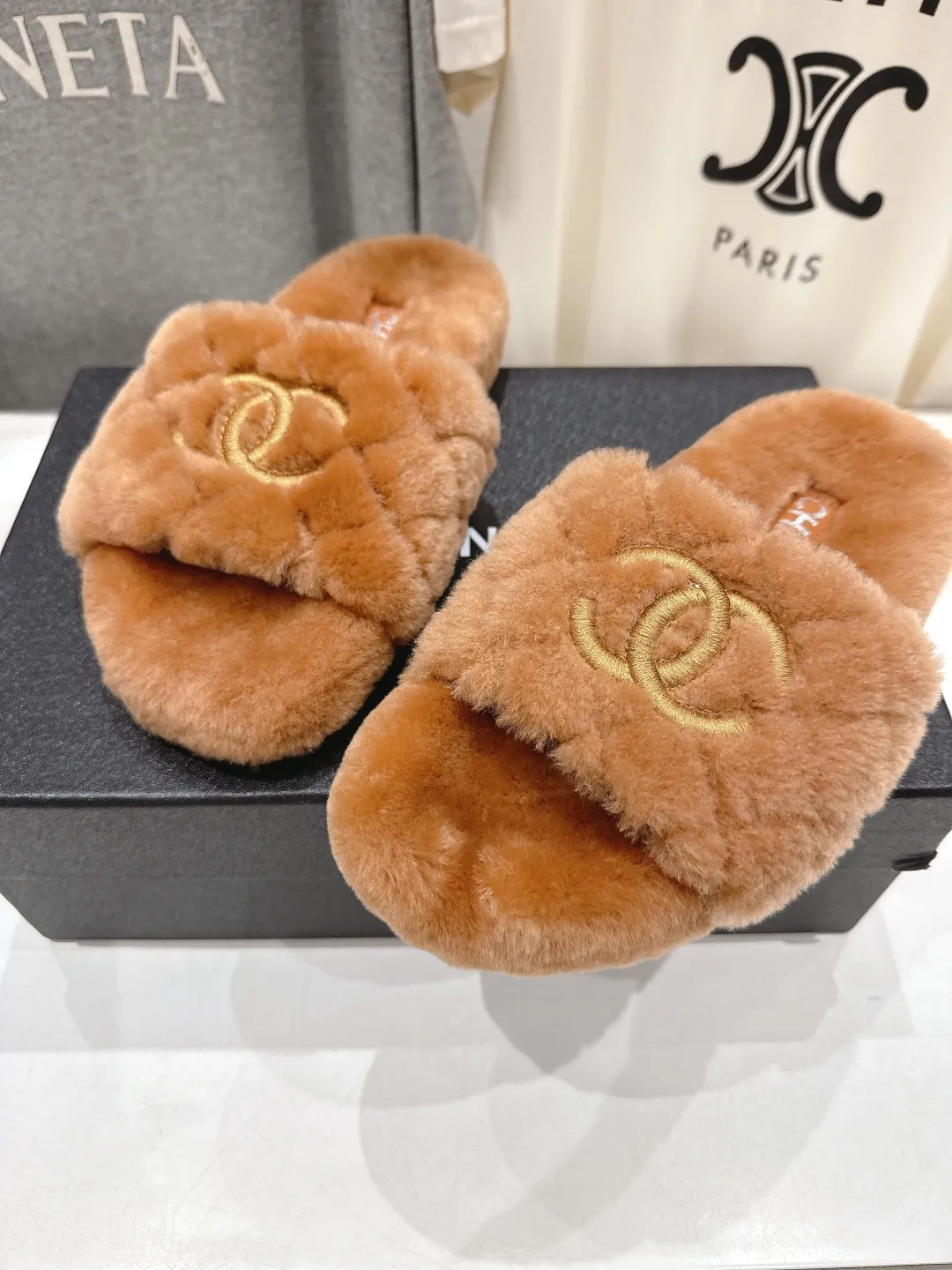CHANEL 茶色毛皮のスリッパ新作 - 画像 (7)