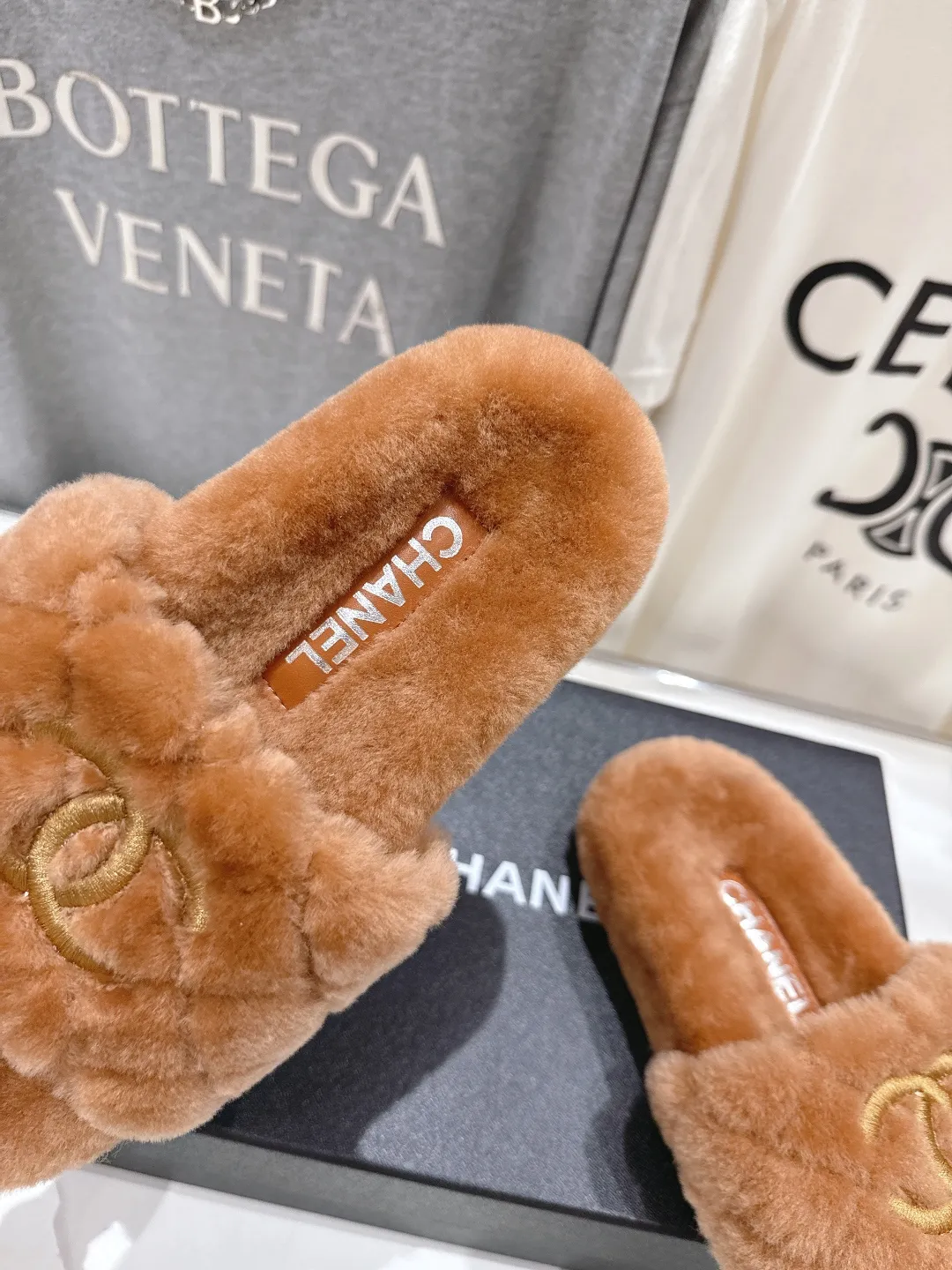 CHANEL 茶色毛皮のスリッパ新作 - 画像 (8)