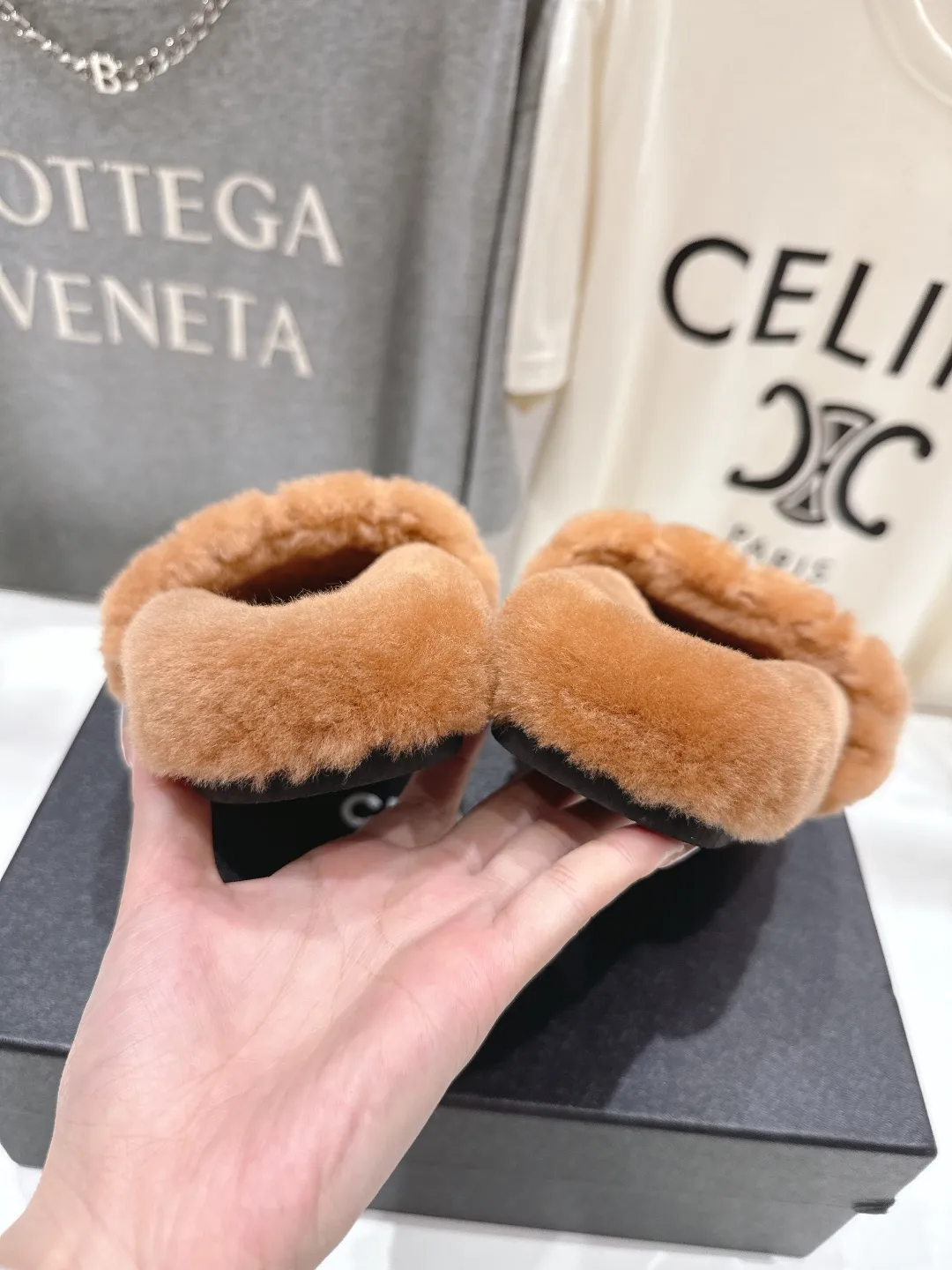 CHANEL 茶色毛皮のスリッパ新作 - 画像 (9)