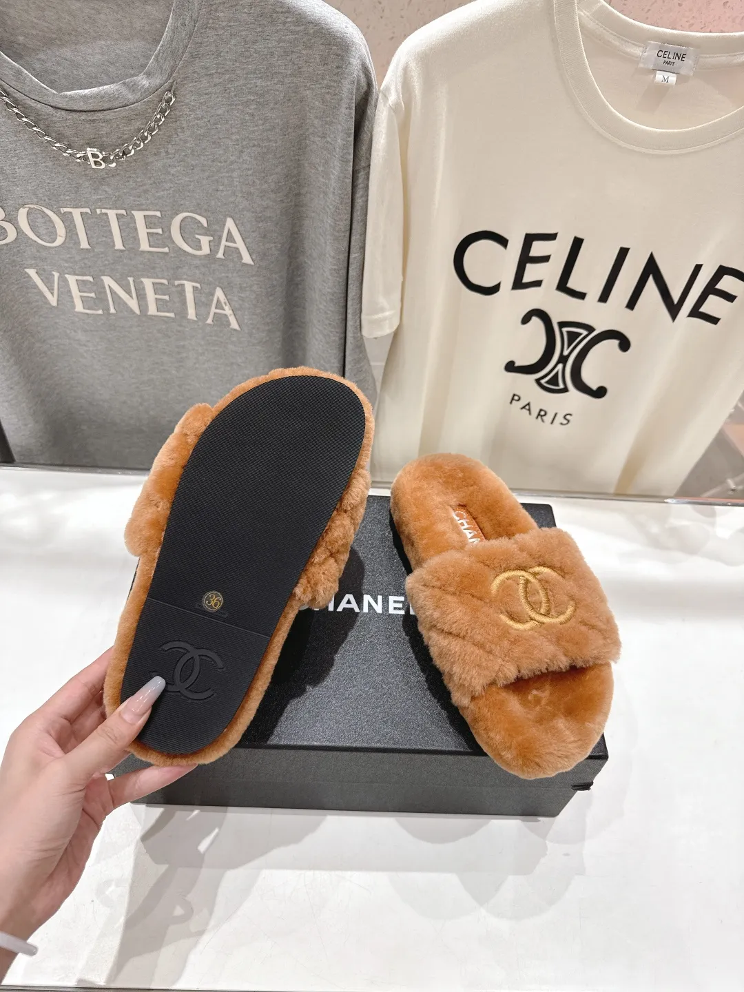 CHANEL 茶色毛皮のスリッパ新作 - 画像 (10)