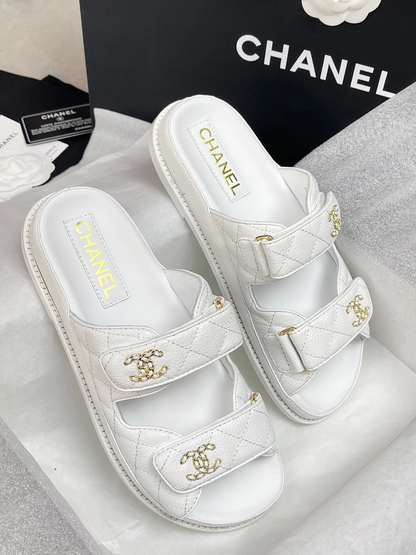 CHANEL 白 レトロなローマのサンダルとスリッパ - 画像 (3)