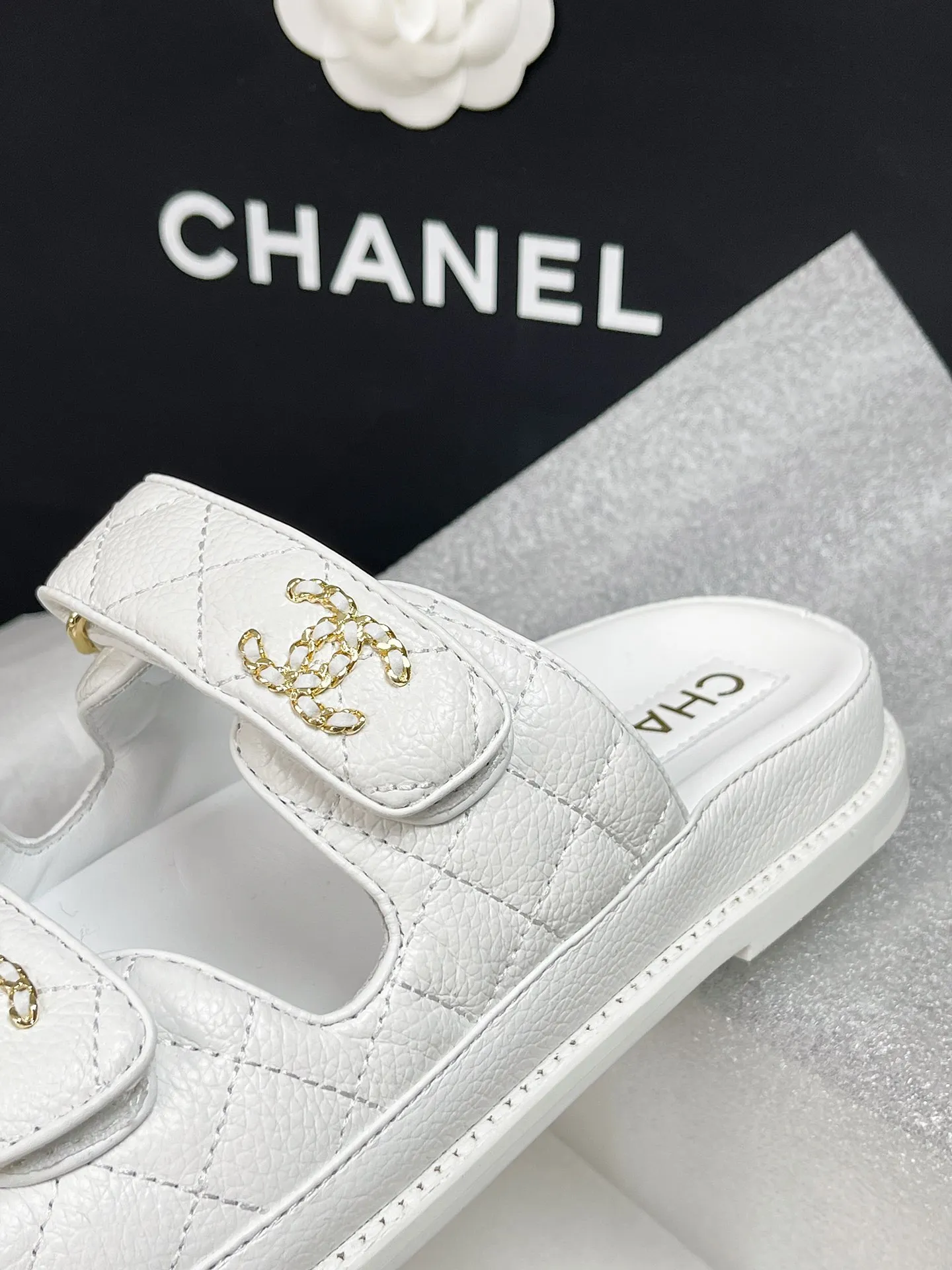 CHANEL 白 レトロなローマのサンダルとスリッパ - 画像 (5)