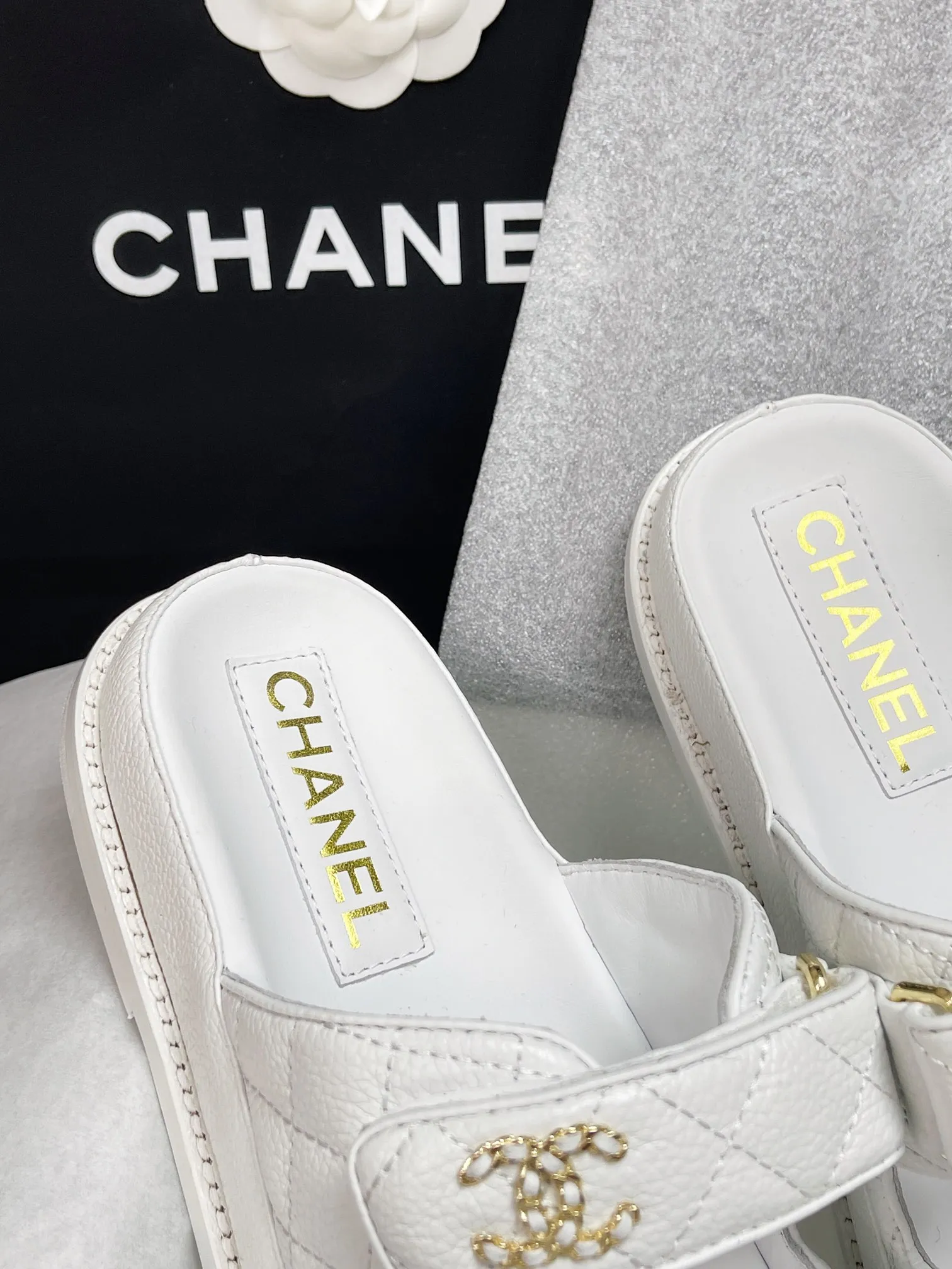 CHANEL 白 レトロなローマのサンダルとスリッパ - 画像 (6)