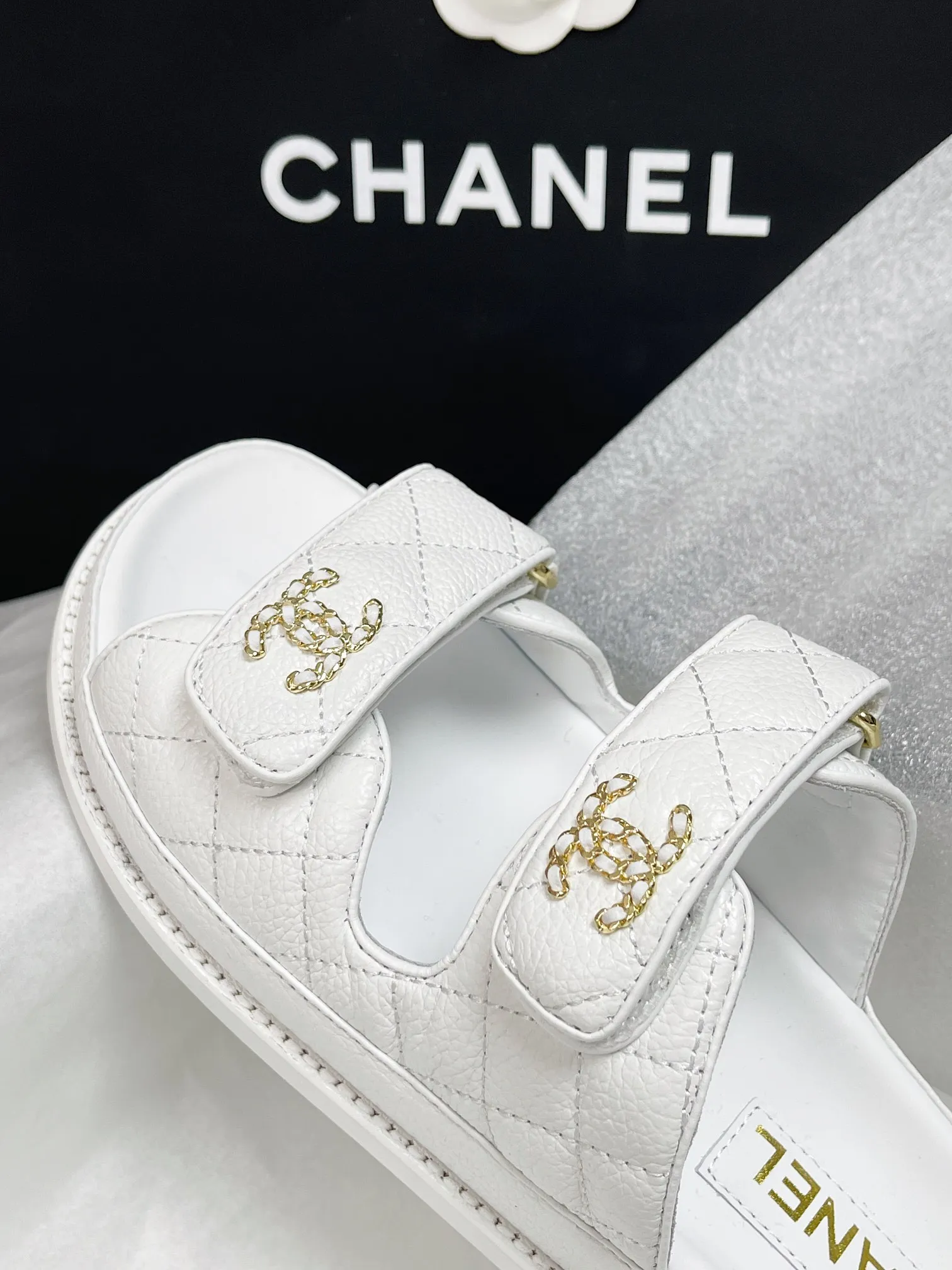 CHANEL 白 レトロなローマのサンダルとスリッパ - 画像 (8)