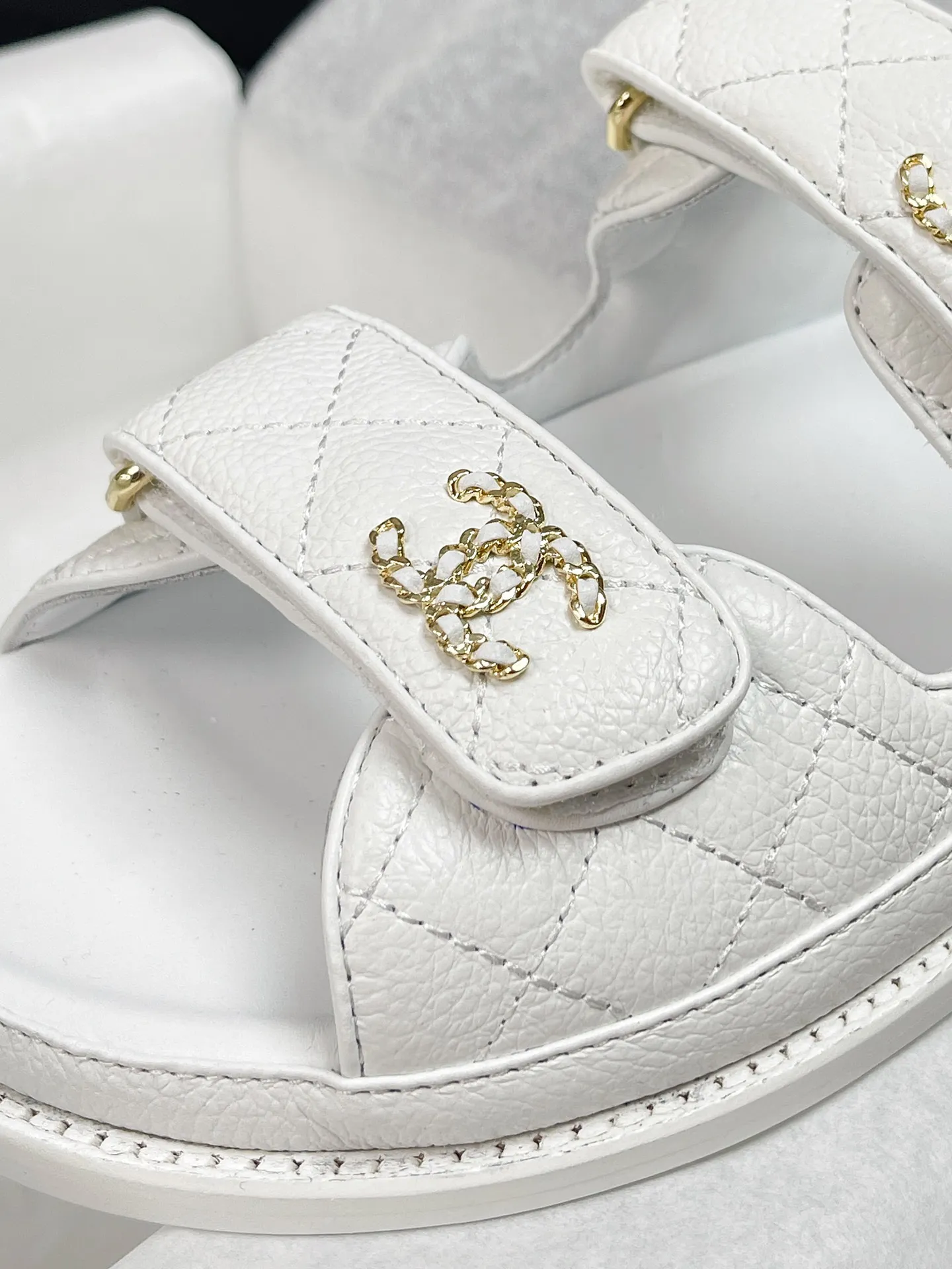 CHANEL 白 レトロなローマのサンダルとスリッパ - 画像 (9)