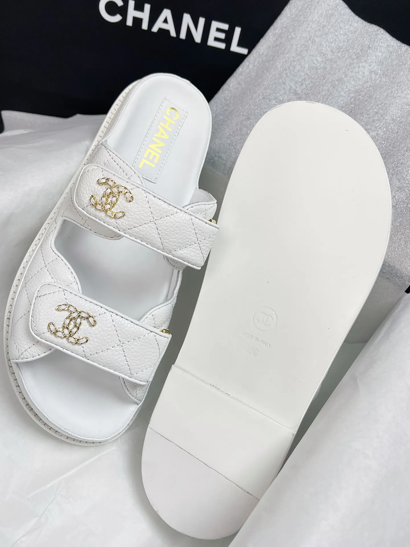 CHANEL 白 レトロなローマのサンダルとスリッパ - 画像 (10)