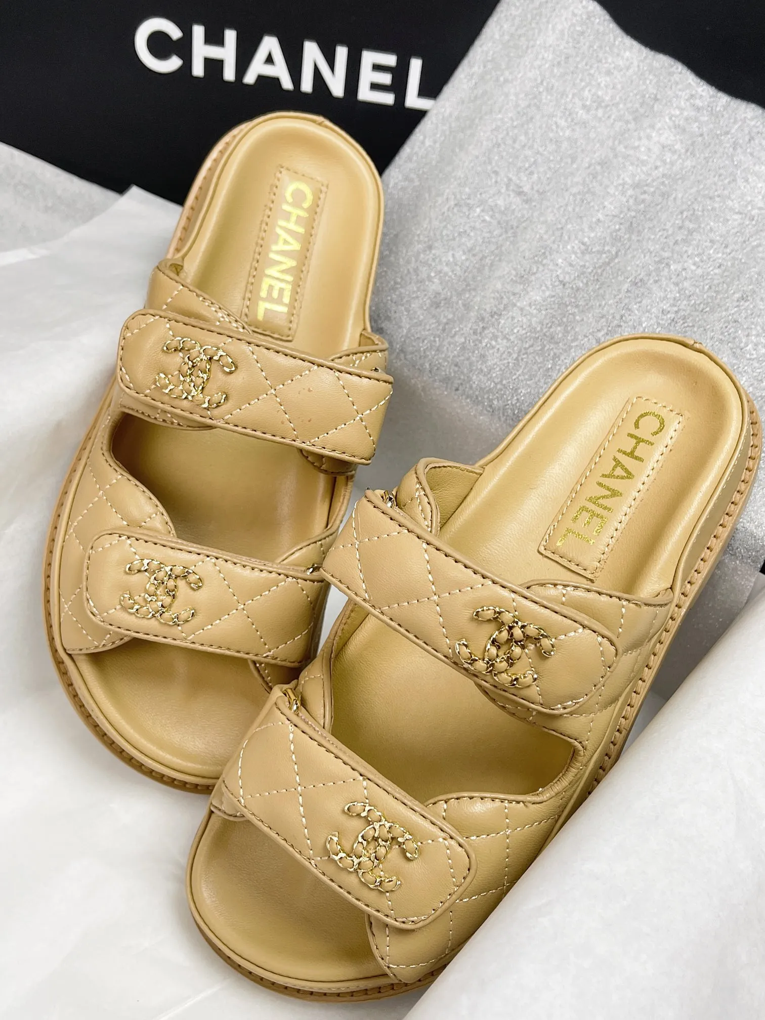 CHANEL ベージュベルクロスリッパ新作 - 画像 (4)