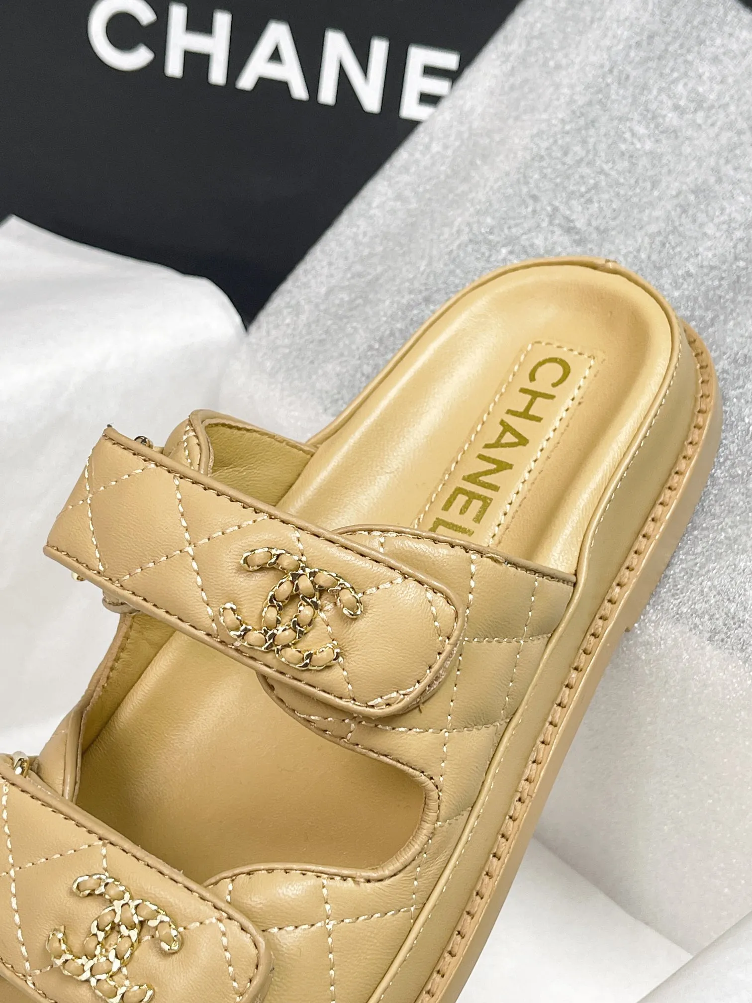 CHANEL ベージュベルクロスリッパ新作 - 画像 (5)