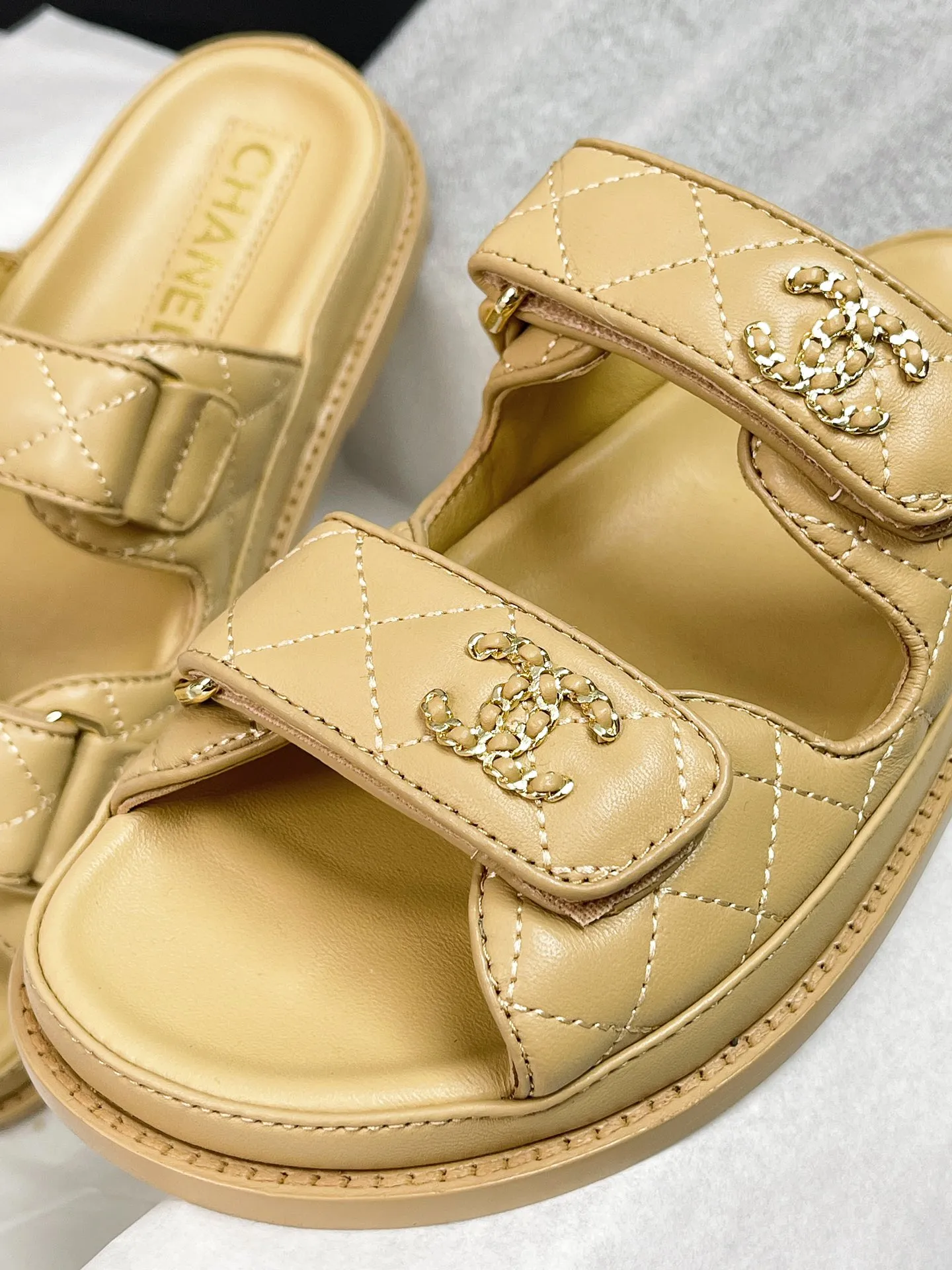 CHANEL ベージュベルクロスリッパ新作 - 画像 (7)