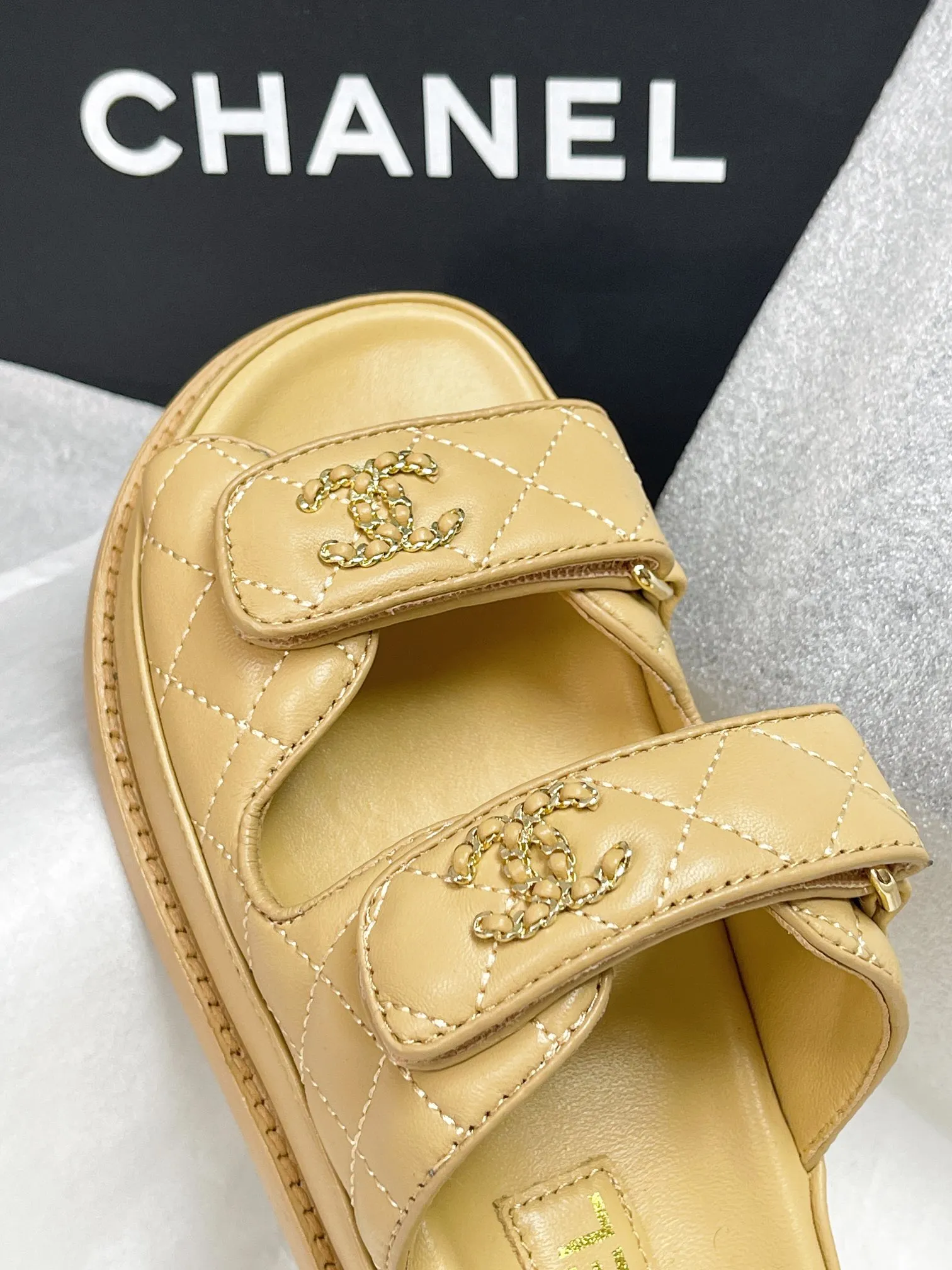 CHANEL ベージュベルクロスリッパ新作 - 画像 (9)