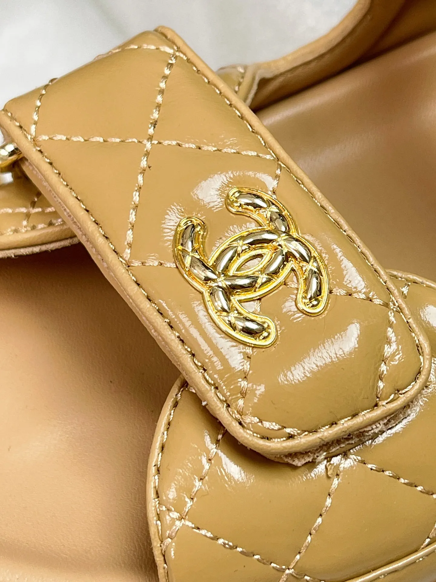 CHANEL ベージュ厚いソールベルクロスリッパ - 画像 (9)