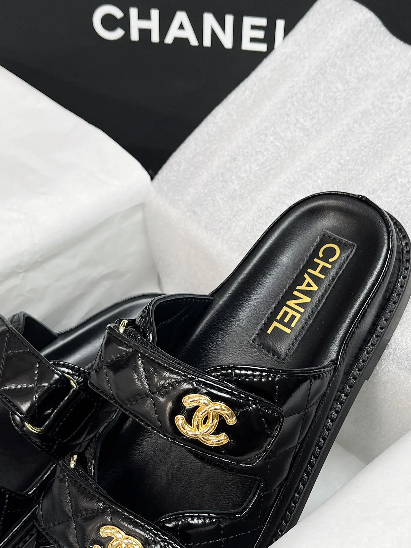 CHANEL新作黒ベルクロスリッパレトロスタイル - 画像 (4)