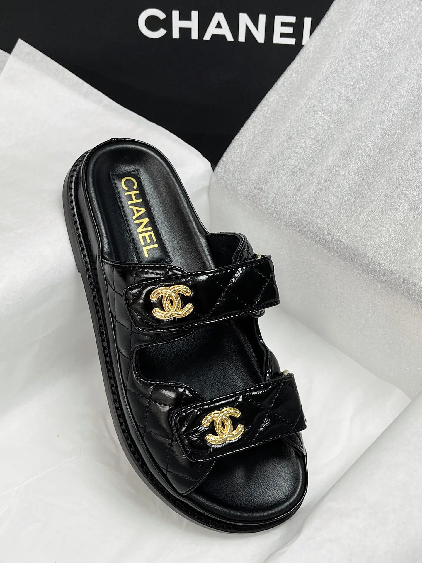 CHANEL新作黒ベルクロスリッパレトロスタイル - 画像 (5)