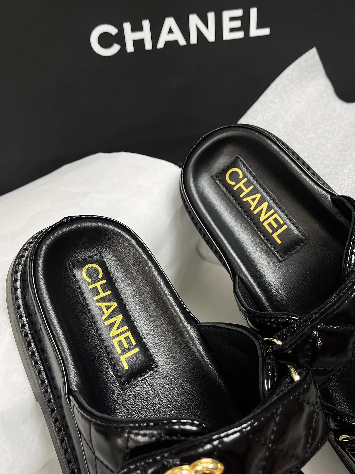 CHANEL新作黒ベルクロスリッパレトロスタイル - 画像 (6)