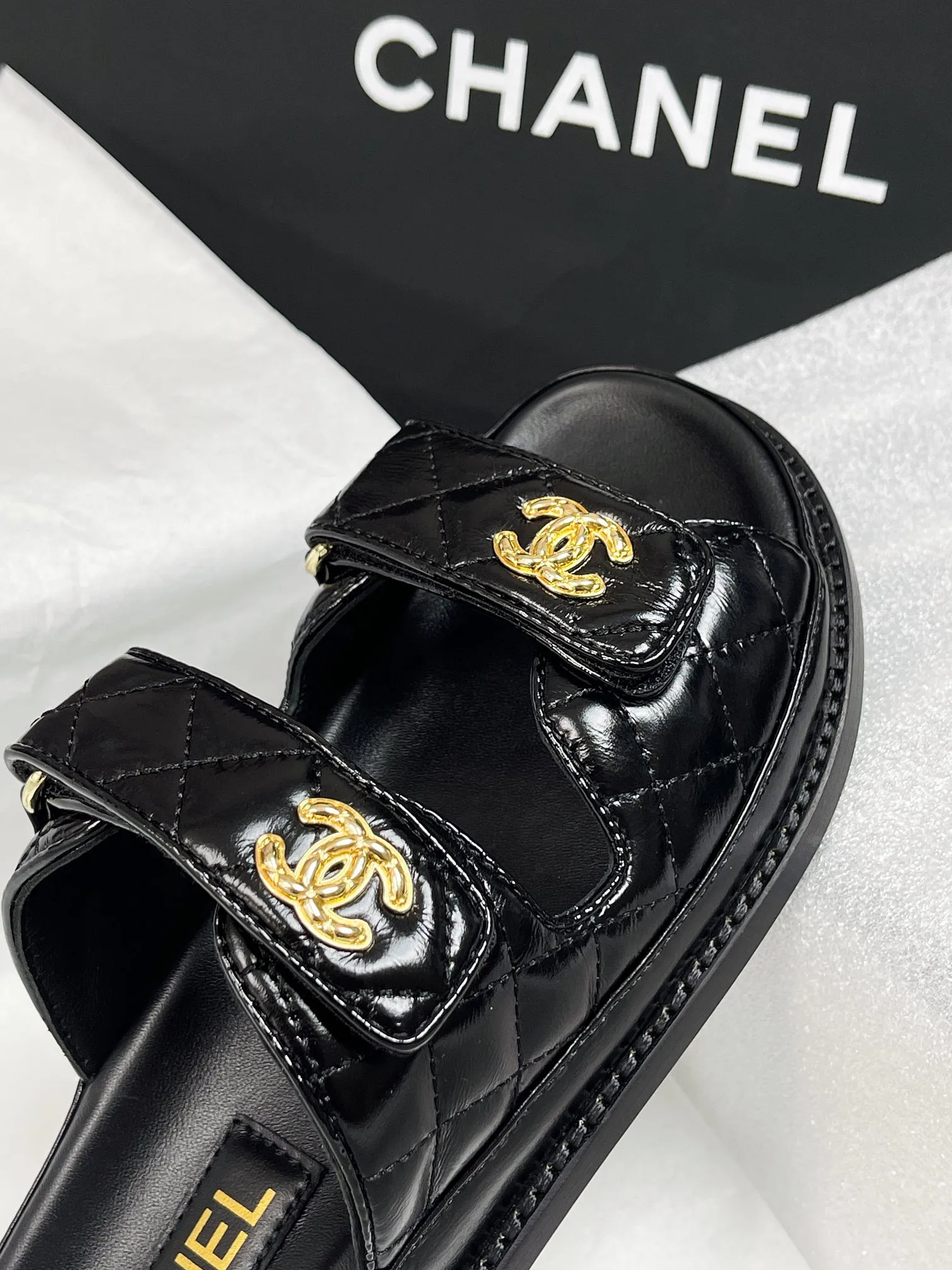 CHANEL新作黒ベルクロスリッパレトロスタイル - 画像 (7)