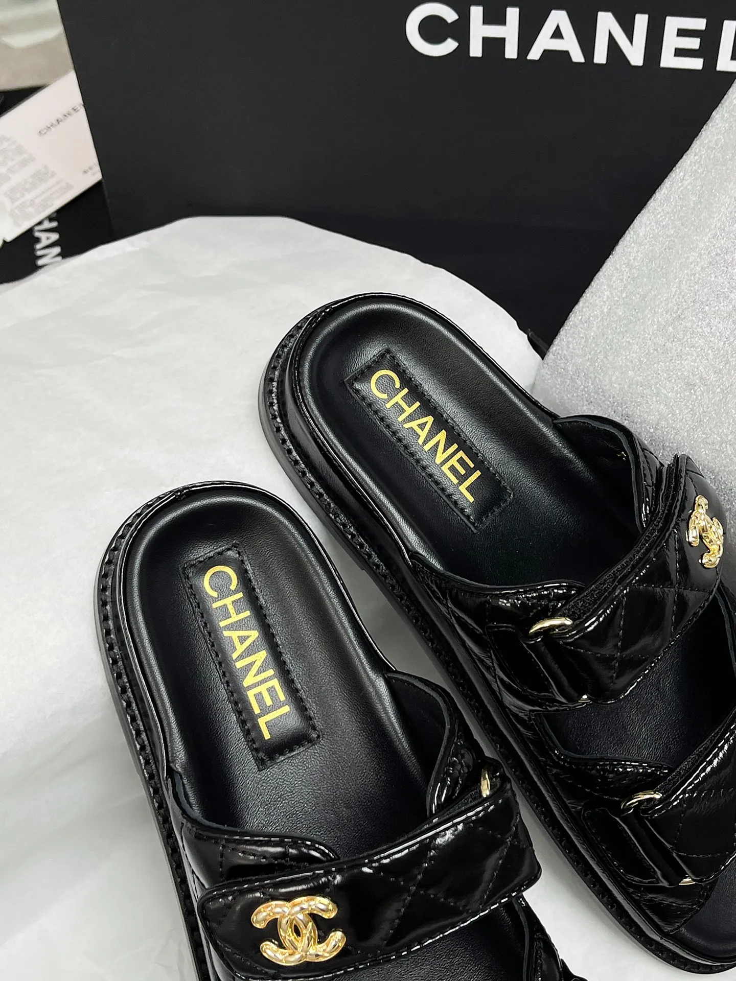CHANEL新作黒ベルクロスリッパレトロスタイル - 画像 (8)