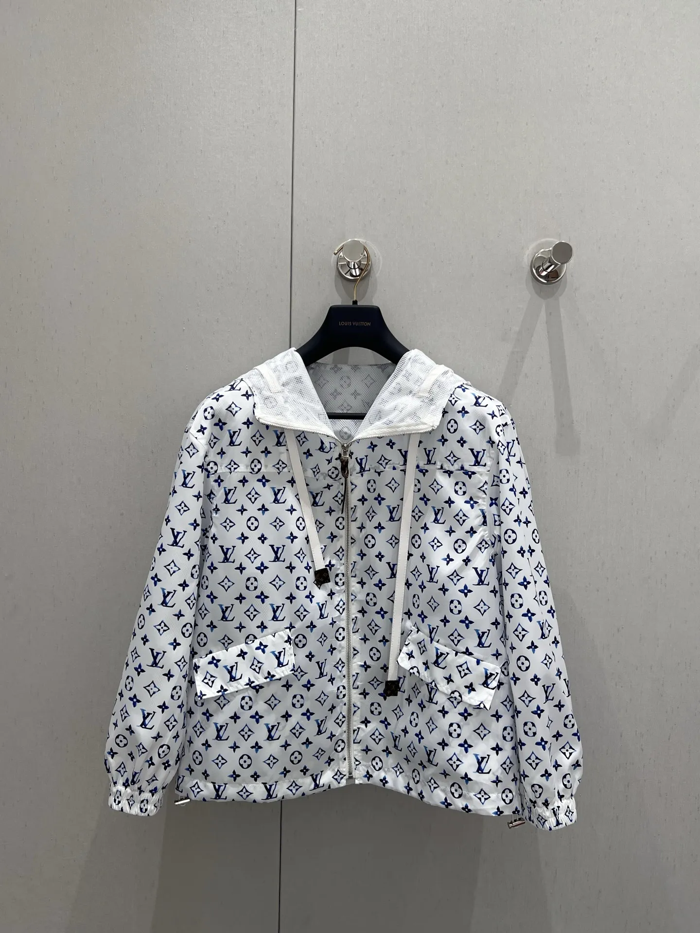 Louis Vuitton 新作黒フード付きジャケット