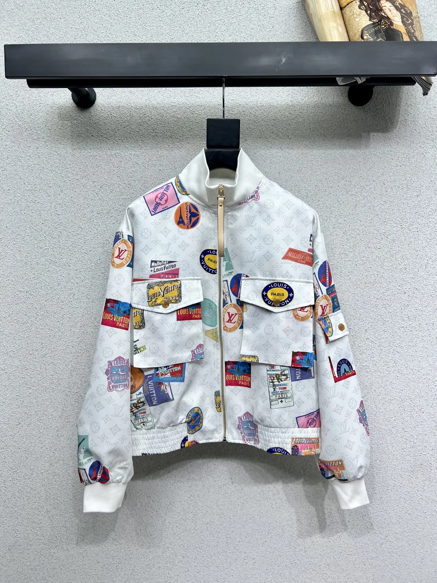 LOUIS VUITTON 印刷ジャケット 黒と白 フード付き - 画像 (3)