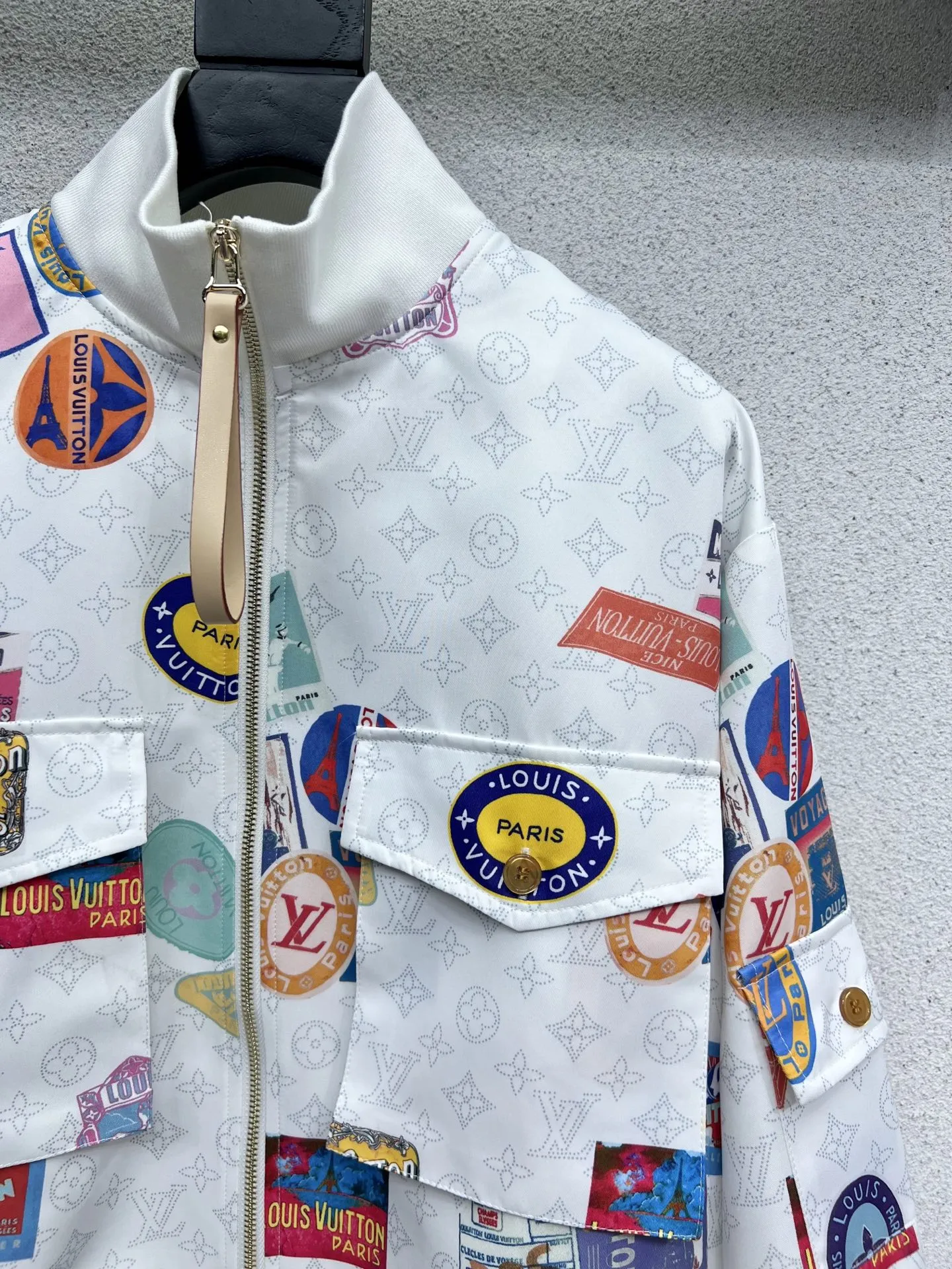 LOUIS VUITTON 印刷ジャケット 黒と白 フード付き - 画像 (4)
