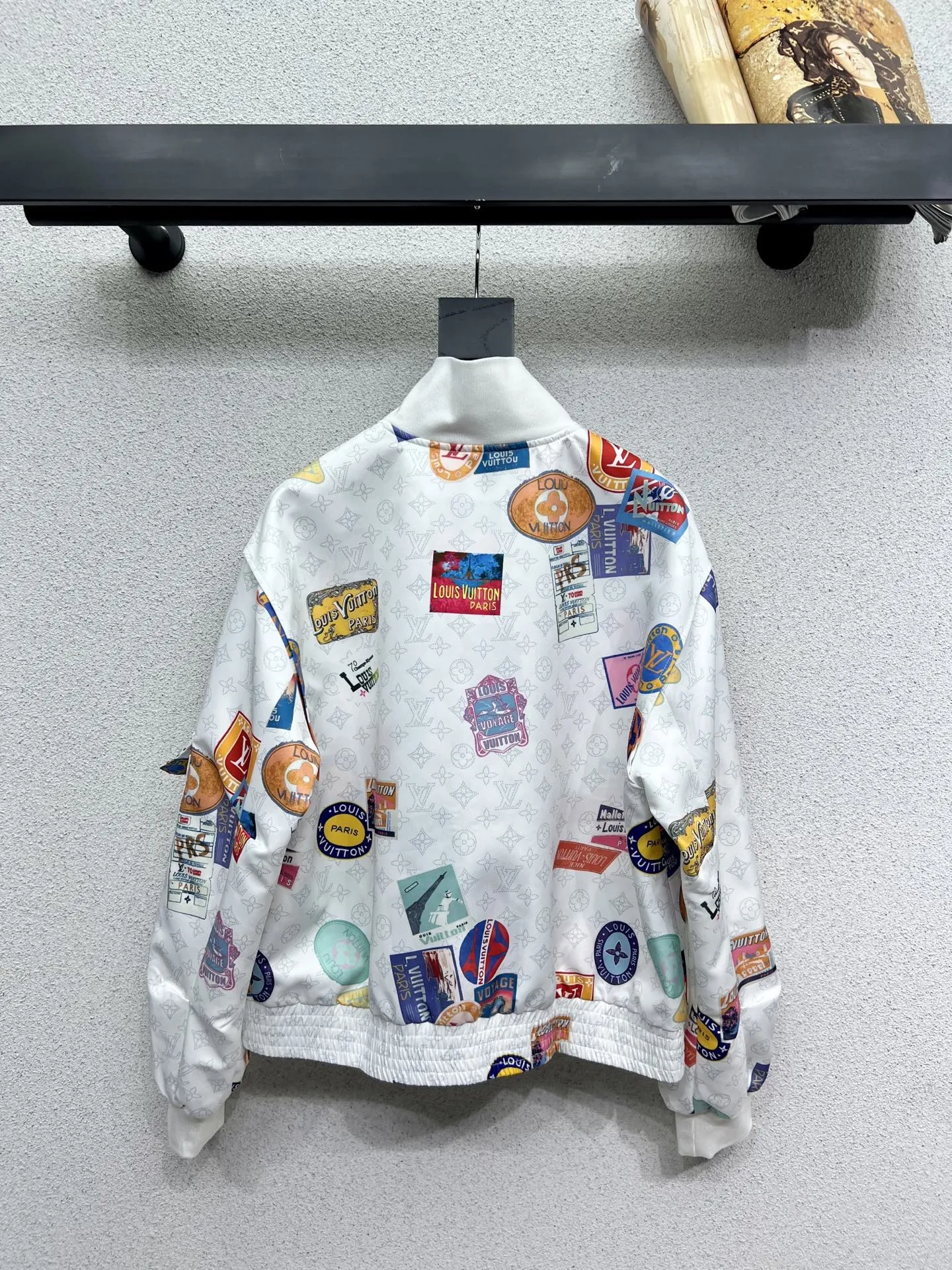 LOUIS VUITTON 印刷ジャケット 黒と白 フード付き - 画像 (6)