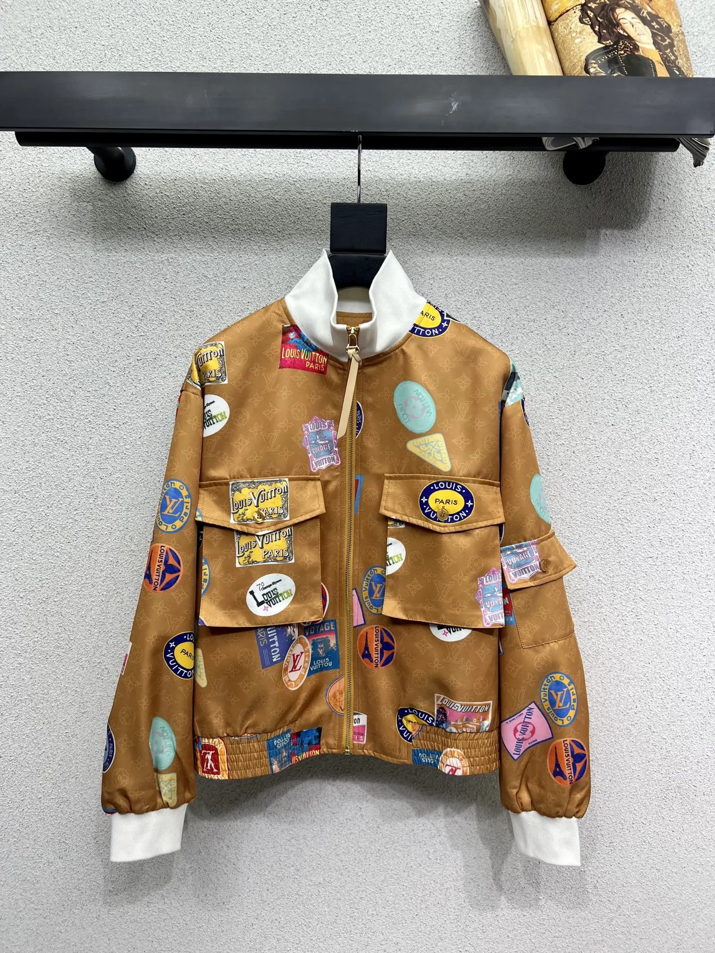 LOUIS VUITTON 印刷ジャケット 黒と白 フード付き - 画像 (7)