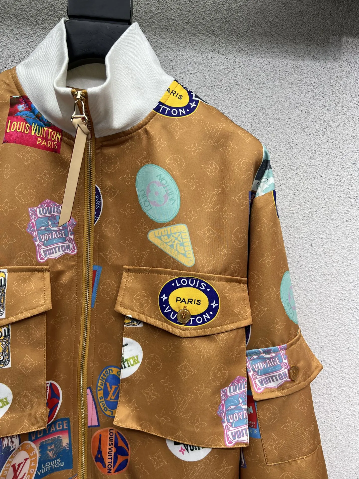 LOUIS VUITTON 印刷ジャケット 黒と白 フード付き - 画像 (8)