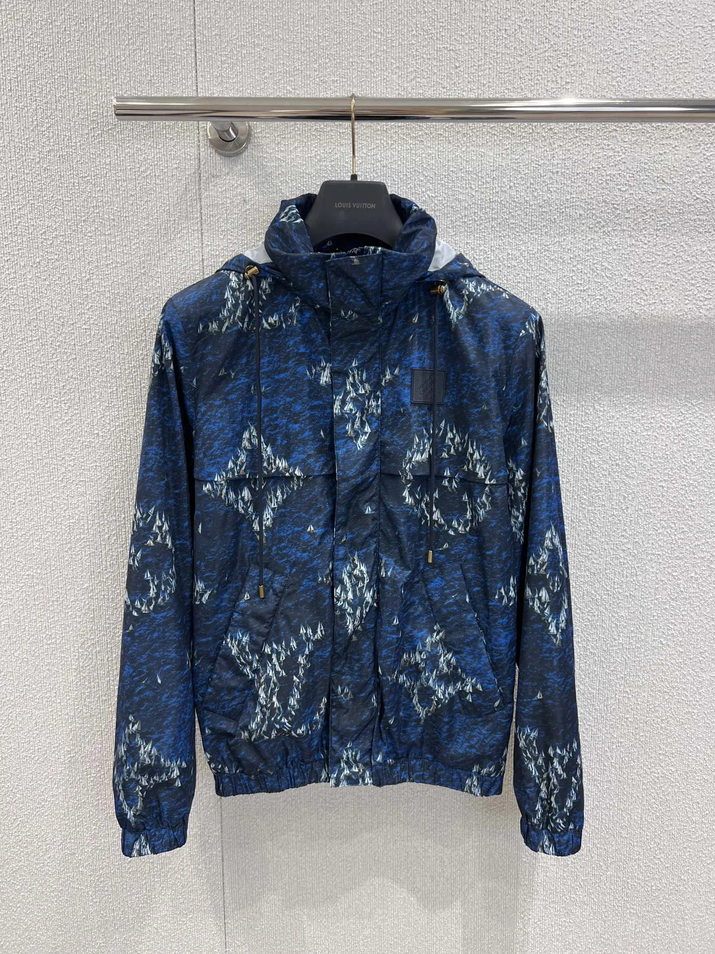 Louis Vuitton 新作黒帆船のプリントフード付きジャケット