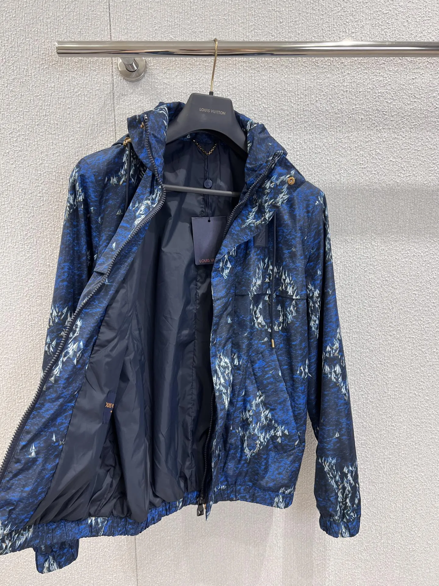 Louis Vuitton 新作黒帆船のプリントフード付きジャケット - 画像 (3)