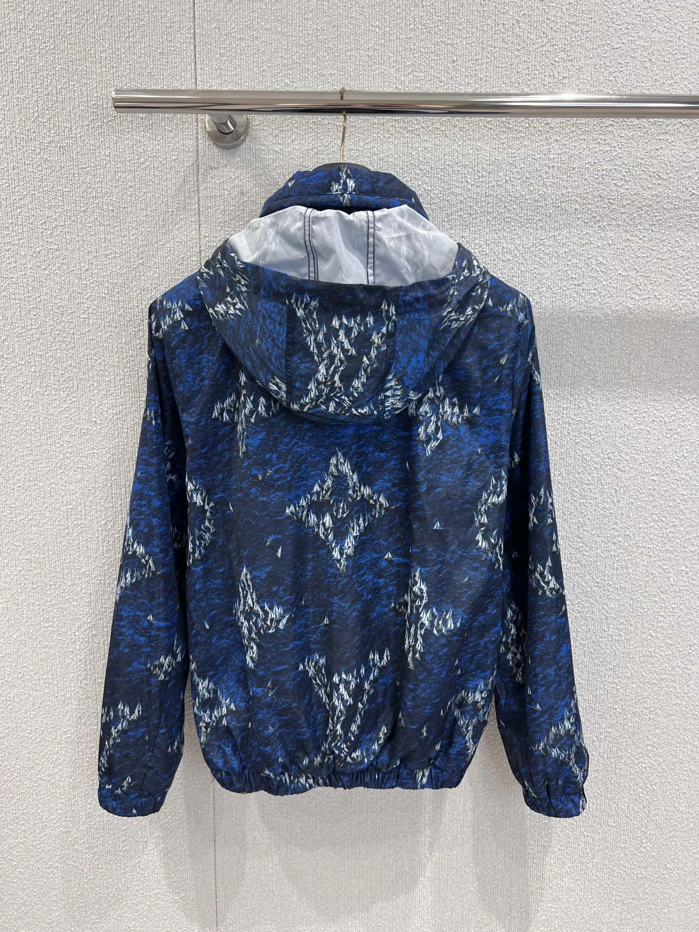 Louis Vuitton 新作黒帆船のプリントフード付きジャケット - 画像 (4)